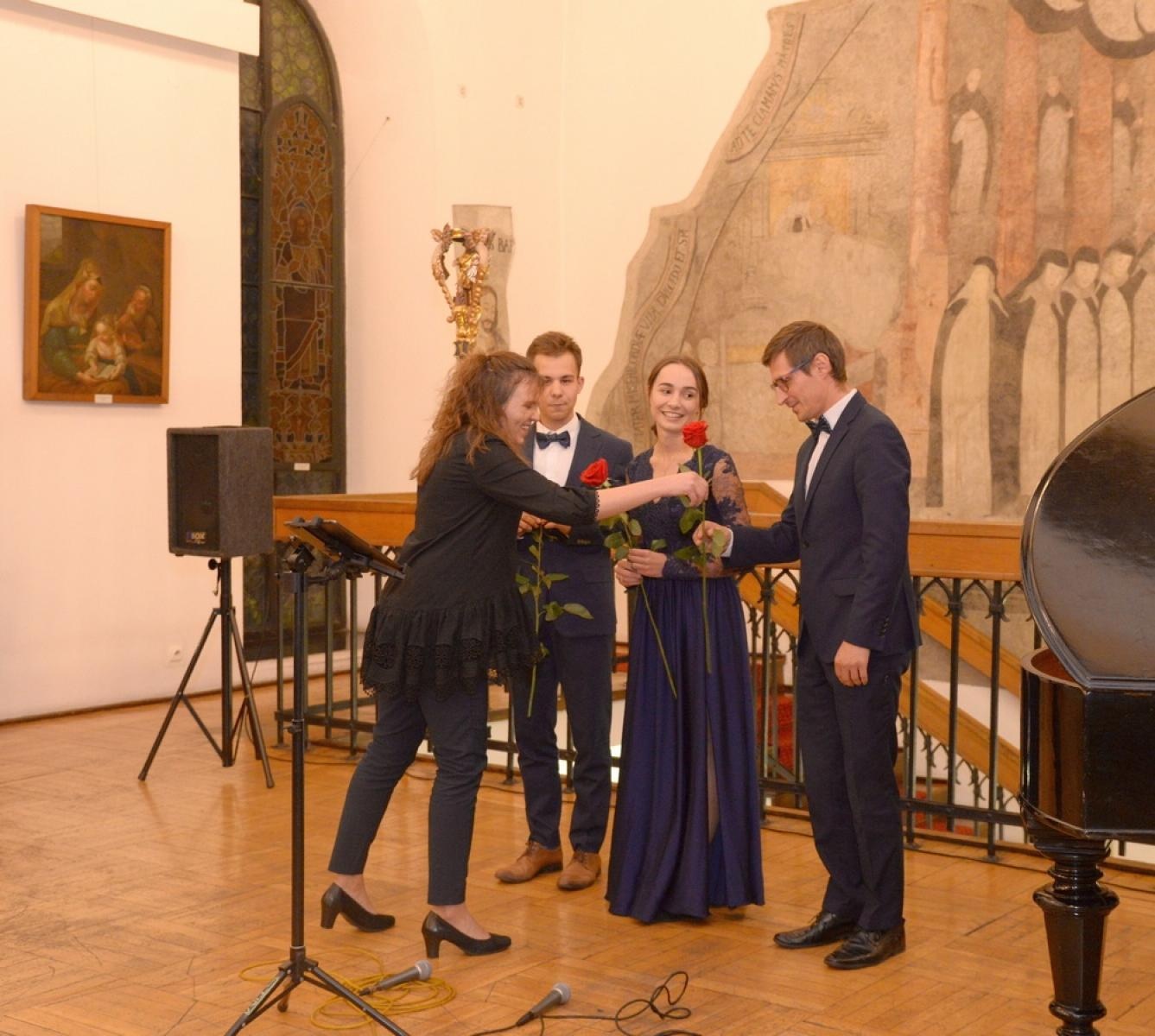 Zdjęcie w galerii na portalu naszraciborz.pl: Zakochany duet zaśpiewał w raciborskim Muzeum [FOTO] wiadomości z regionu