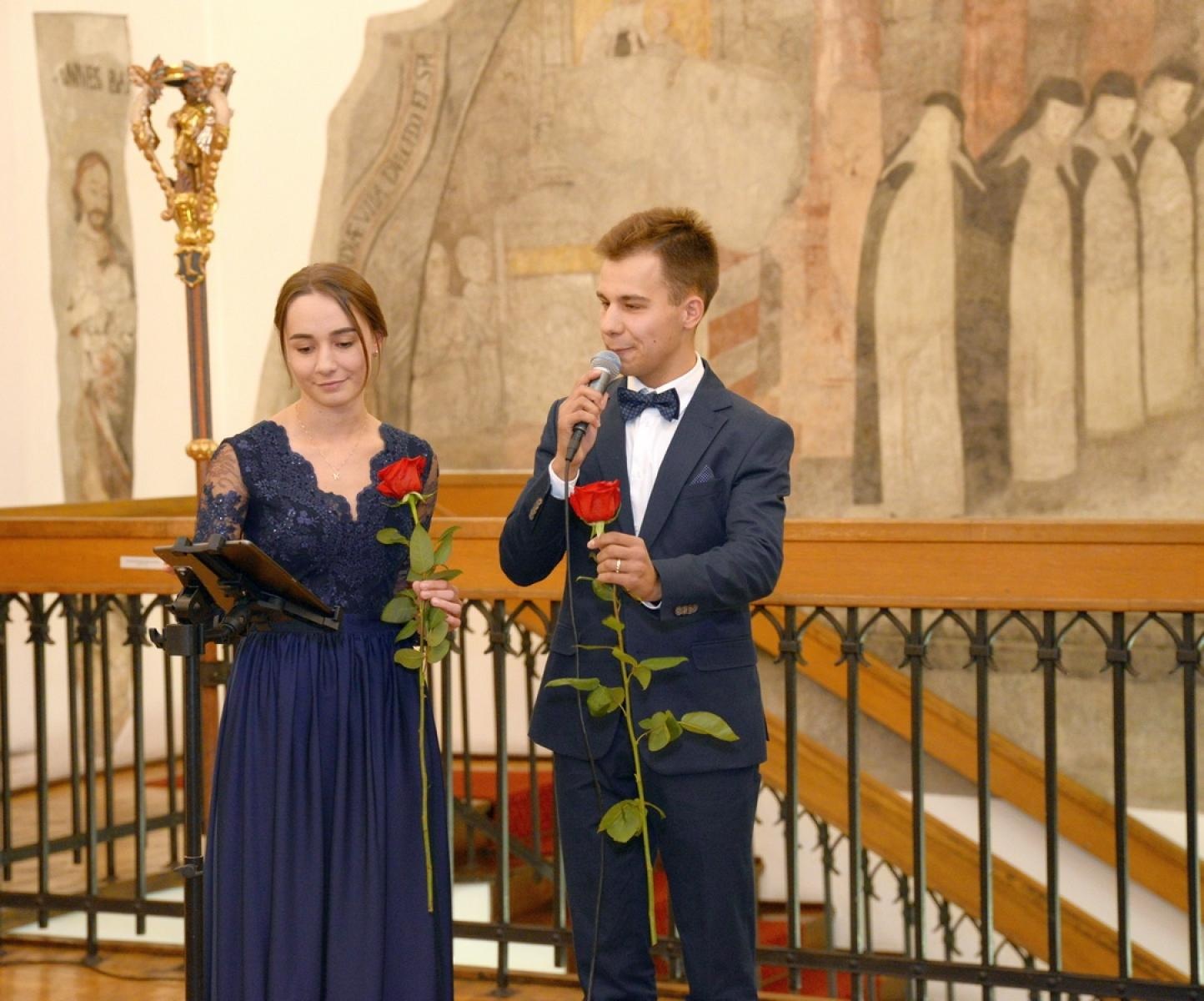 Zdjęcie w galerii na portalu naszraciborz.pl: Zakochany duet zaśpiewał w raciborskim Muzeum [FOTO] wiadomości z regionu