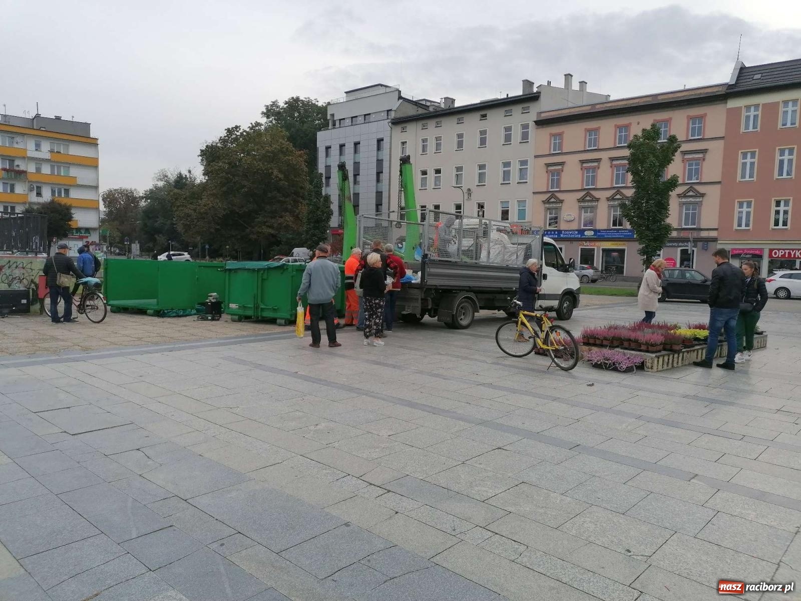 Zdjęcie w galerii na portalu naszraciborz.pl: Kto rano wstaje, ten kwiatek dostaje. Trwa zbiórka elektrośmieci wiadomości z regionu