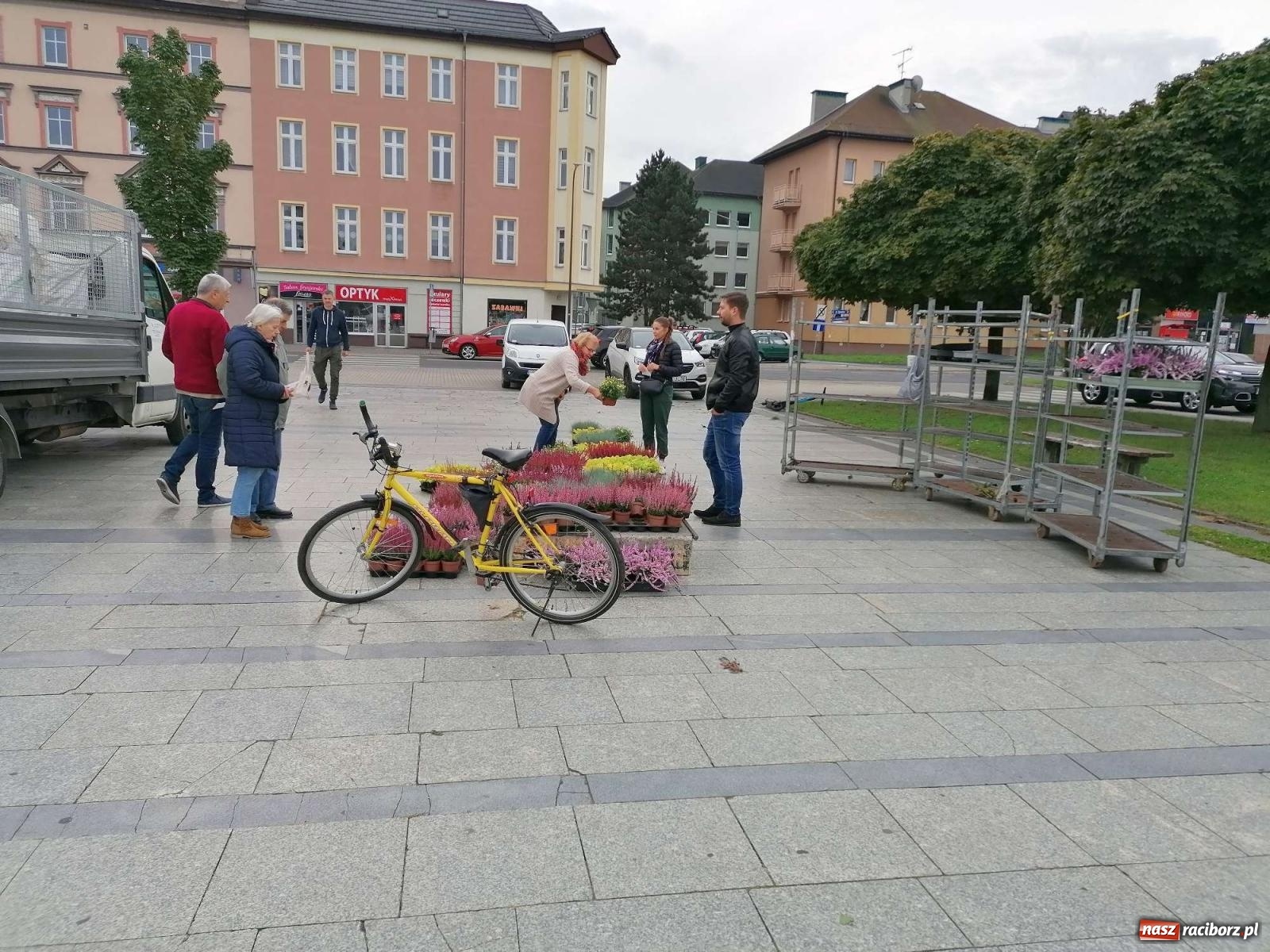 Zdjęcie w galerii na portalu naszraciborz.pl: Kto rano wstaje, ten kwiatek dostaje. Trwa zbiórka elektrośmieci wiadomości z regionu