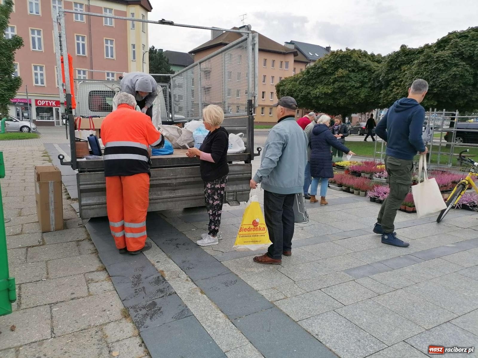 Zdjęcie w galerii na portalu naszraciborz.pl: Kto rano wstaje, ten kwiatek dostaje. Trwa zbiórka elektrośmieci wiadomości z regionu