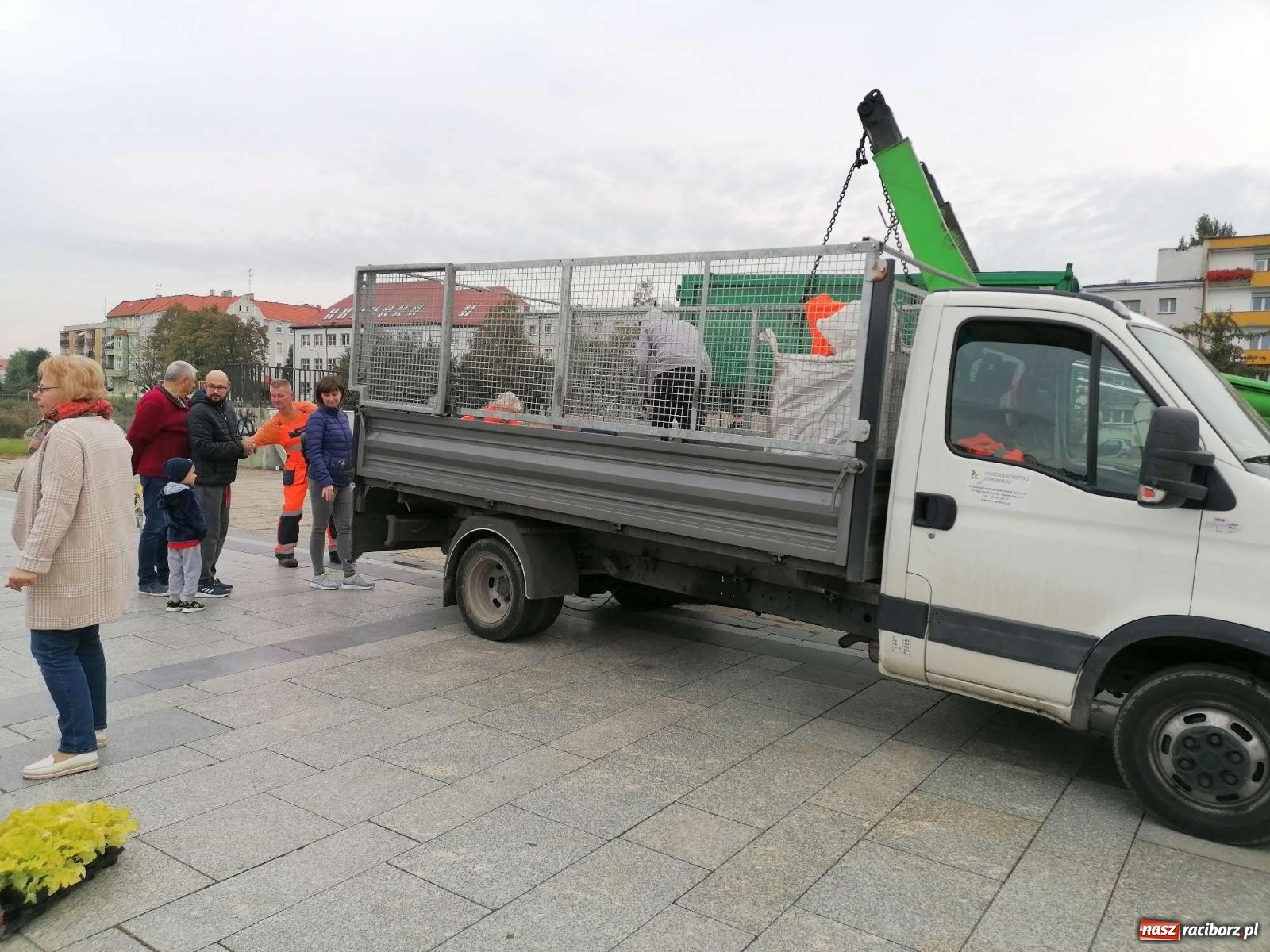 Zdjęcie w galerii na portalu naszraciborz.pl: Kto rano wstaje, ten kwiatek dostaje. Trwa zbiórka elektrośmieci wiadomości z regionu