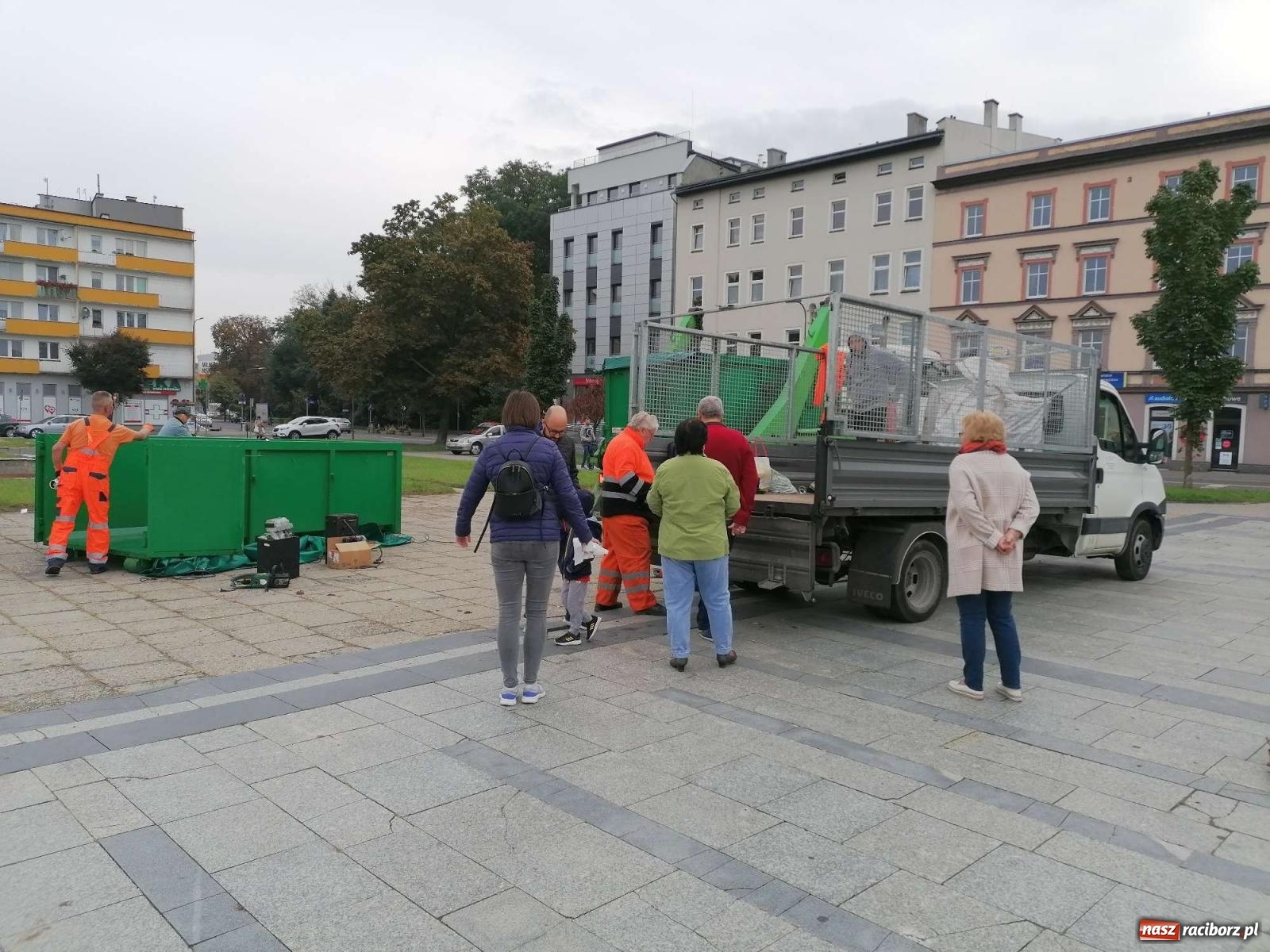 Zdjęcie w galerii na portalu naszraciborz.pl: Kto rano wstaje, ten kwiatek dostaje. Trwa zbiórka elektrośmieci wiadomości z regionu