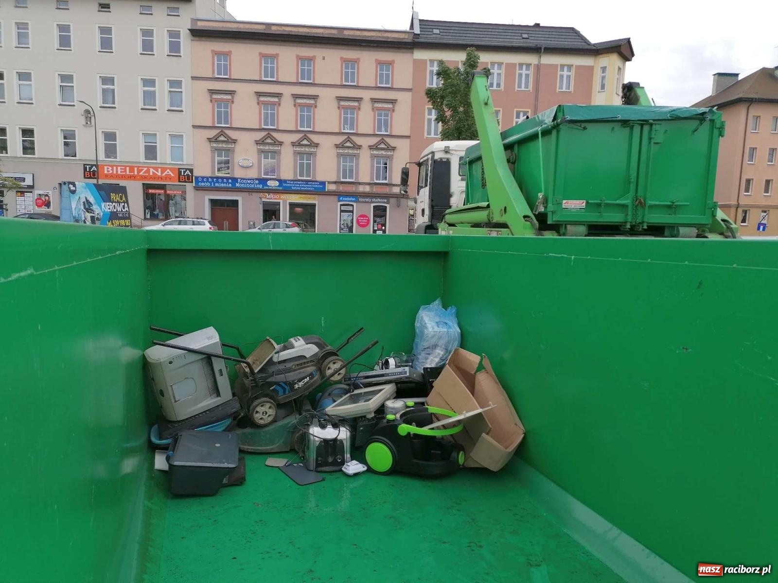 Zdjęcie w galerii na portalu naszraciborz.pl: Kto rano wstaje, ten kwiatek dostaje. Trwa zbiórka elektrośmieci wiadomości z regionu