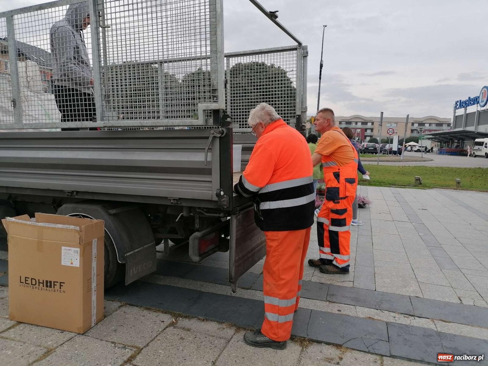 Zdjęcie w galerii na portalu naszraciborz.pl: Kto rano wstaje, ten kwiatek dostaje. Trwa zbiórka elektrośmieci wiadomości z regionu