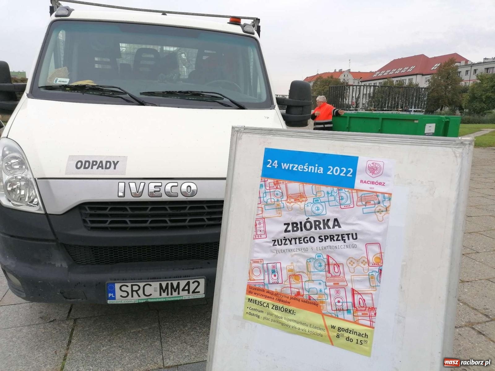 Zdjęcie w galerii na portalu naszraciborz.pl: Kto rano wstaje, ten kwiatek dostaje. Trwa zbiórka elektrośmieci wiadomości z regionu