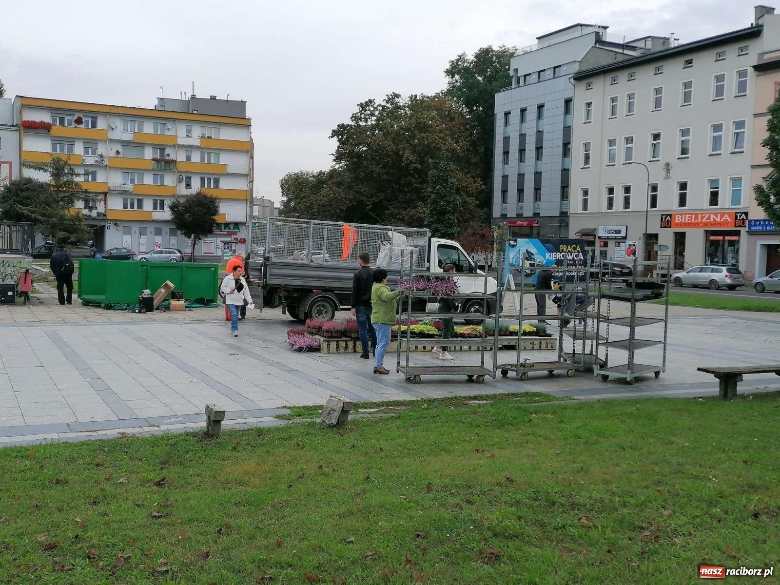 Zdjęcie w galerii na portalu naszraciborz.pl: Kto rano wstaje, ten kwiatek dostaje. Trwa zbiórka elektrośmieci wiadomości z regionu