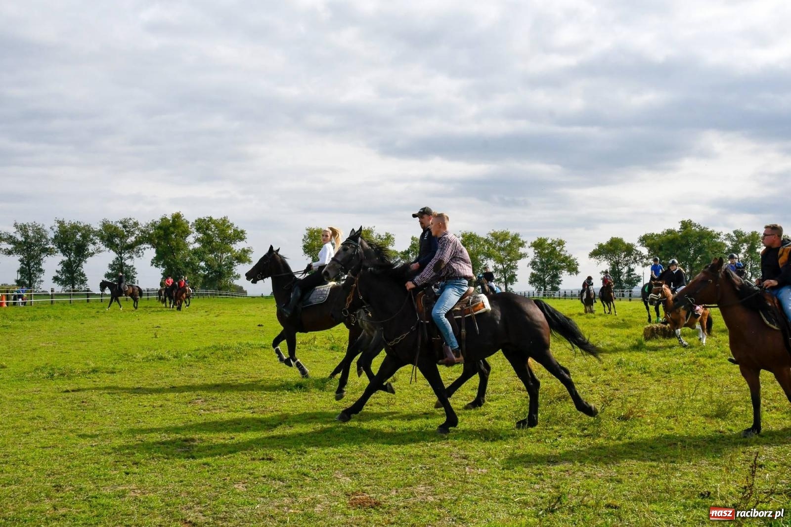 Zdjęcie w galerii na portalu naszraciborz.pl: Ponad sto koni na żerdzińskim Hubertusie [FOTO i WIDEO] wiadomości z regionu