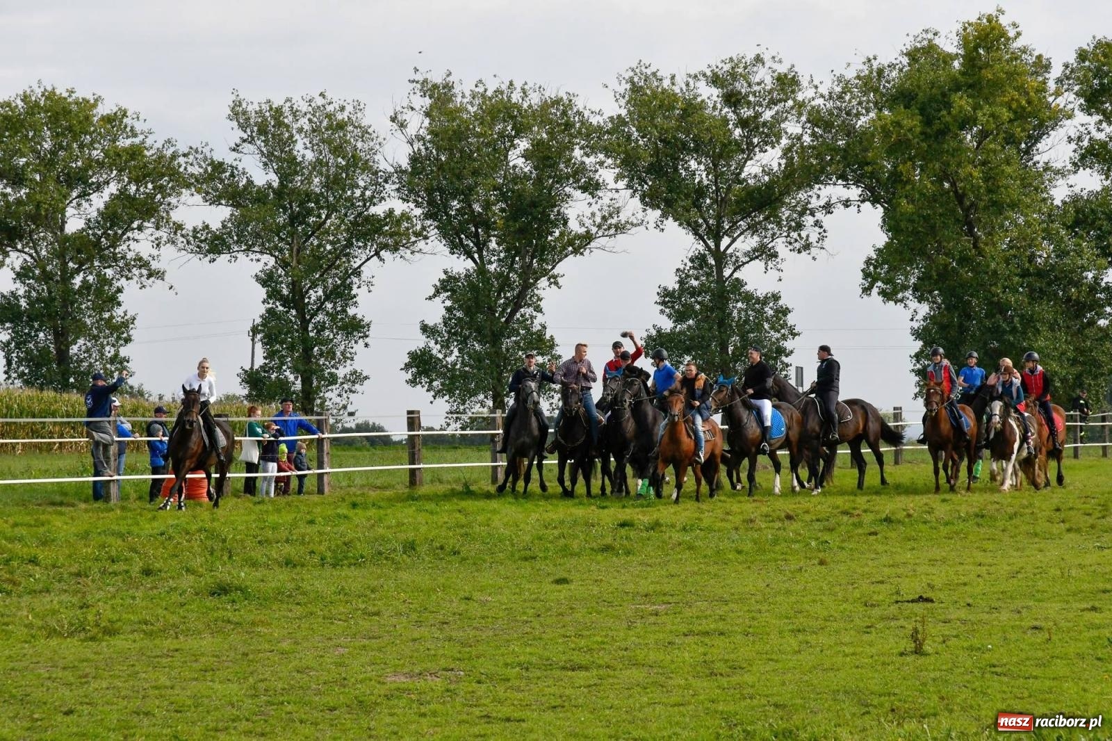 Zdjęcie w galerii na portalu naszraciborz.pl: Ponad sto koni na żerdzińskim Hubertusie [FOTO i WIDEO] wiadomości z regionu