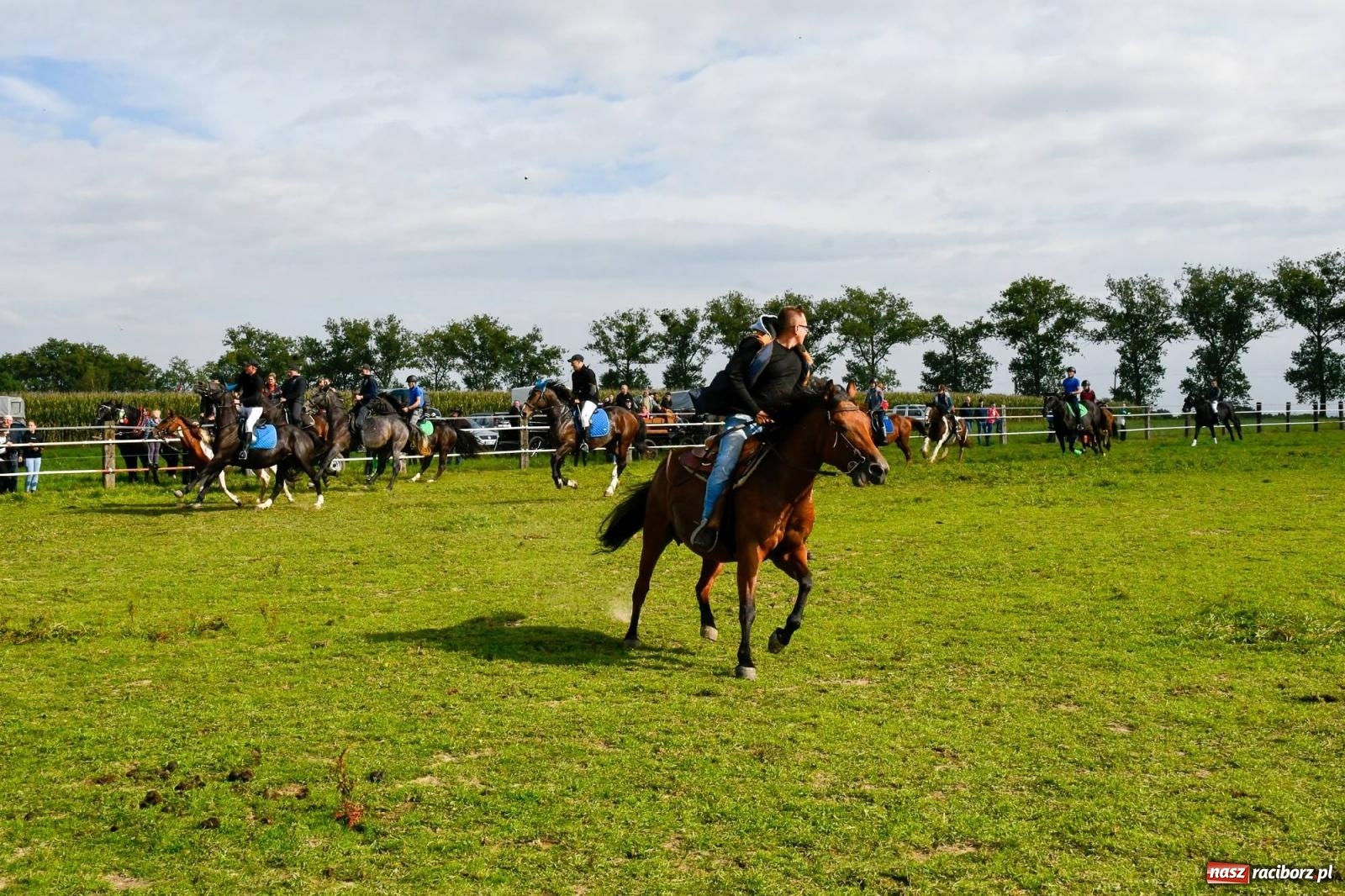 Zdjęcie w galerii na portalu naszraciborz.pl: Ponad sto koni na żerdzińskim Hubertusie [FOTO i WIDEO] wiadomości z regionu