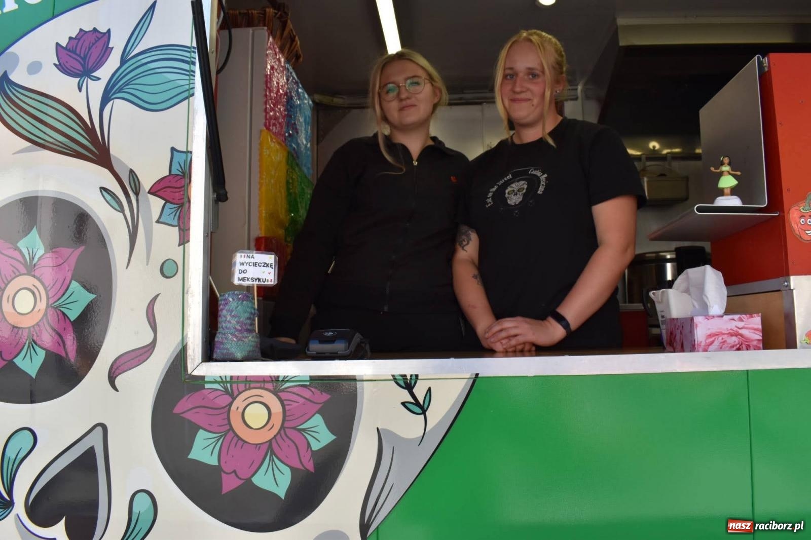 Zdjęcie w galerii na portalu naszraciborz.pl: Food trucki zjechały na zamek wiadomości z regionu