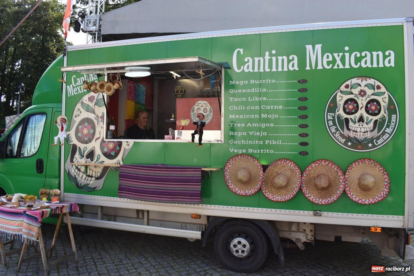Zdjęcie w galerii na portalu naszraciborz.pl: Food trucki zjechały na zamek wiadomości z regionu