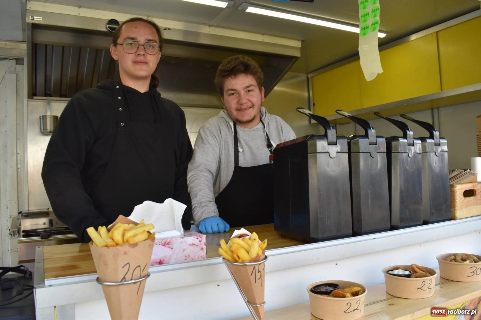 Zdjęcie w galerii na portalu naszraciborz.pl: Food trucki zjechały na zamek wiadomości z regionu