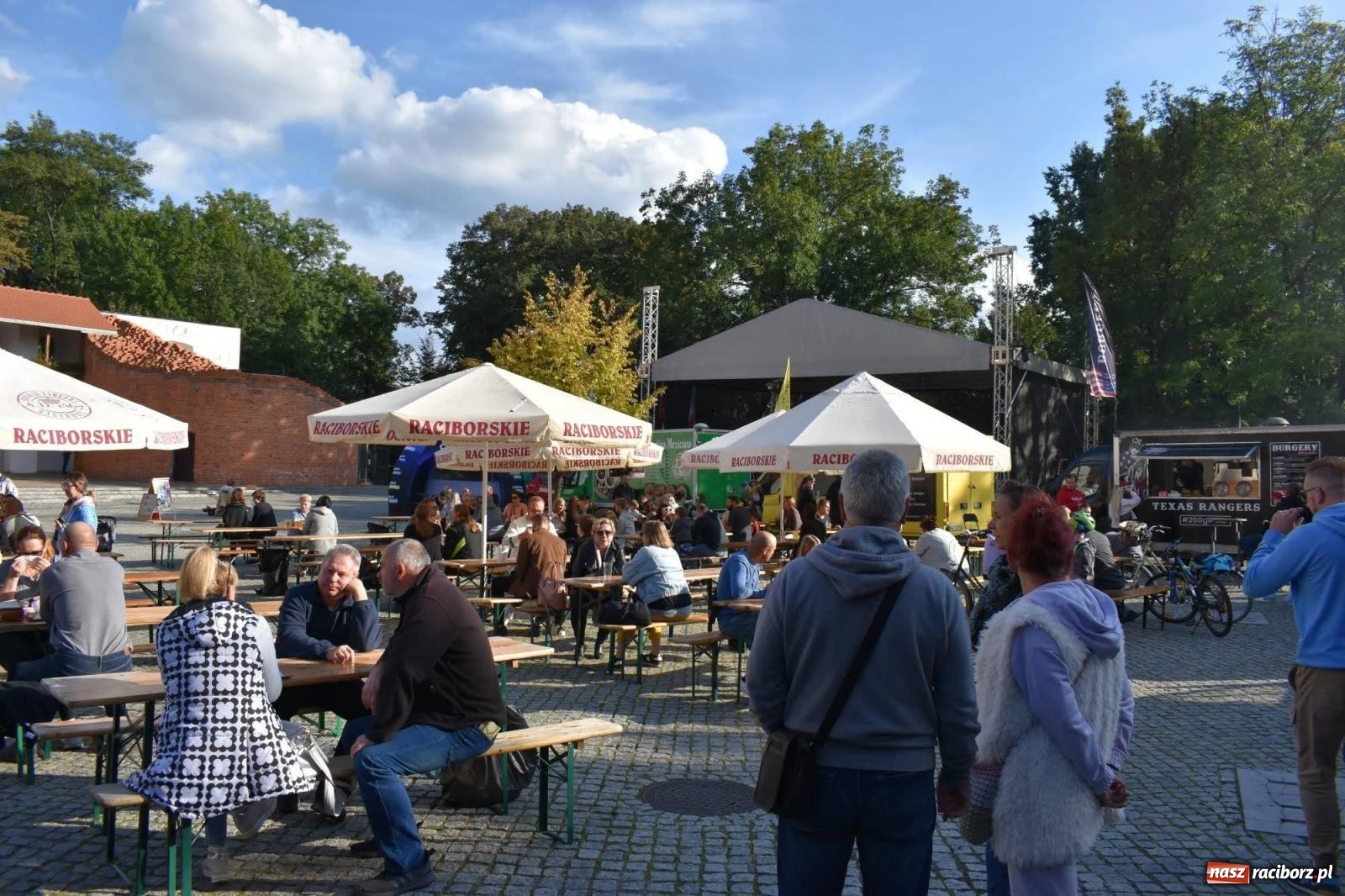 Zdjęcie w galerii na portalu naszraciborz.pl: Food trucki zjechały na zamek wiadomości z regionu