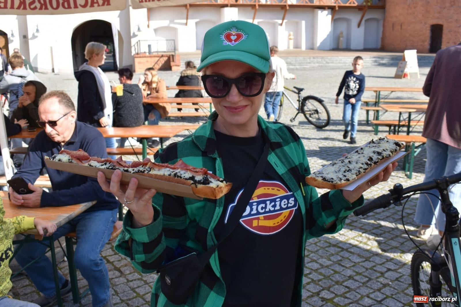 Zdjęcie w galerii na portalu naszraciborz.pl: Food trucki zjechały na zamek wiadomości z regionu