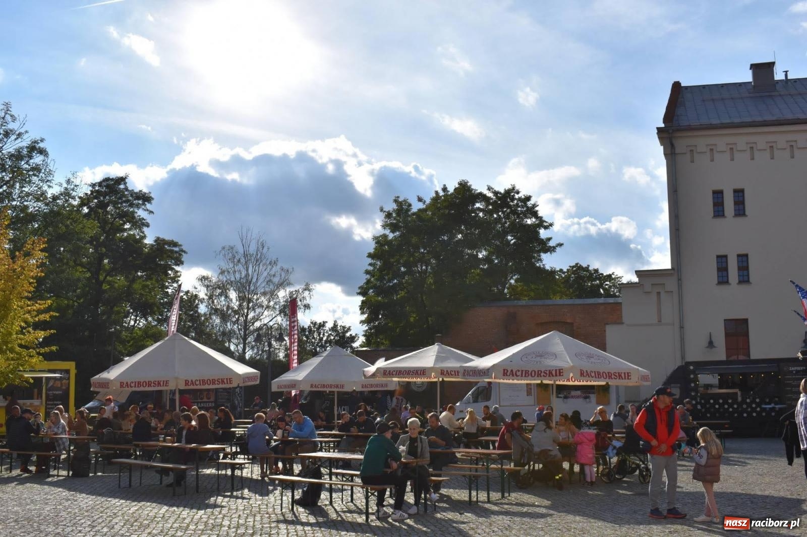 Zdjęcie w galerii na portalu naszraciborz.pl: Food trucki zjechały na zamek wiadomości z regionu