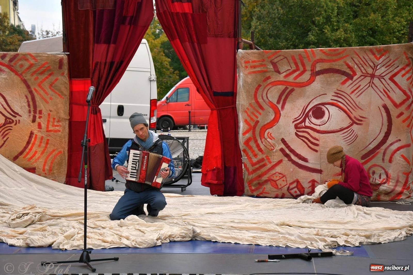 Zdjęcie w galerii na portalu naszraciborz.pl: Teatr Delikates wystąpił na raciborskiej starówce [FOTO i WIDEO] wiadomości z regionu
