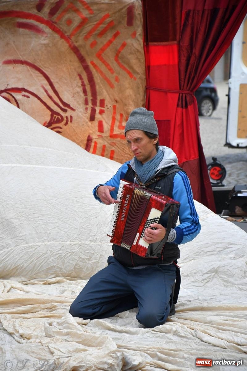 Zdjęcie w galerii na portalu naszraciborz.pl: Teatr Delikates wystąpił na raciborskiej starówce [FOTO i WIDEO] wiadomości z regionu