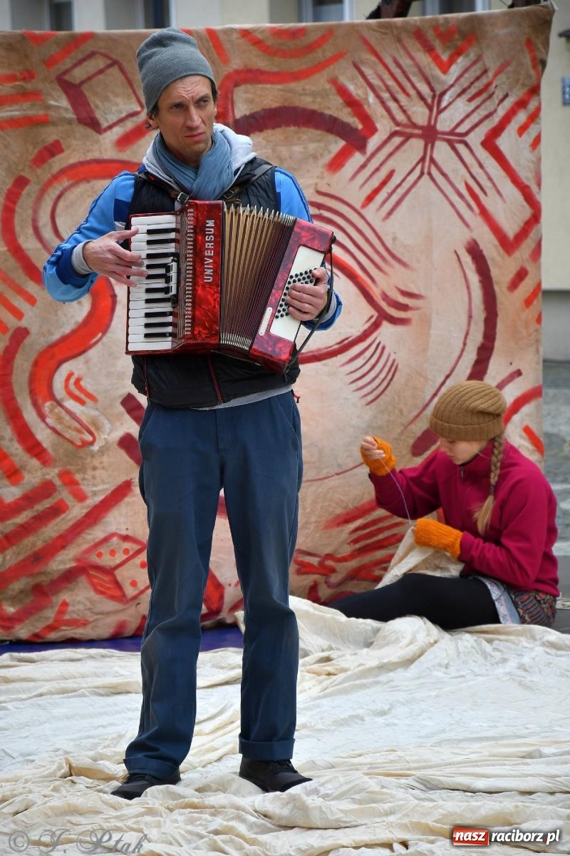 Zdjęcie w galerii na portalu naszraciborz.pl: Teatr Delikates wystąpił na raciborskiej starówce [FOTO i WIDEO] wiadomości z regionu
