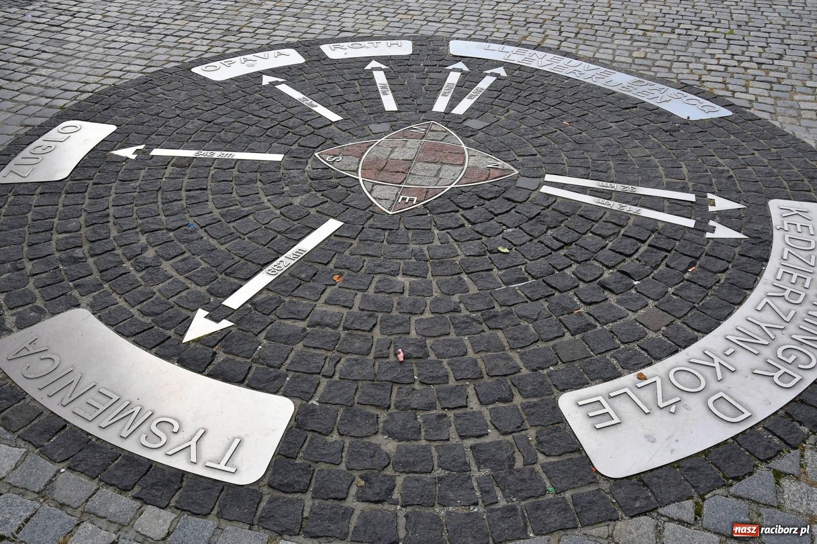 Zdjęcie w galerii na portalu naszraciborz.pl: Teatr Delikates wystąpił na raciborskiej starówce [FOTO i WIDEO] wiadomości z regionu