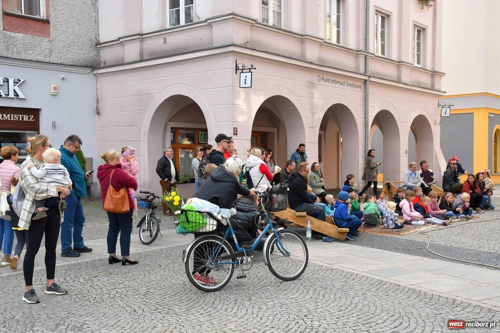 Zdjęcie w galerii na portalu naszraciborz.pl: Teatr Delikates wystąpił na raciborskiej starówce [FOTO i WIDEO] wiadomości z regionu