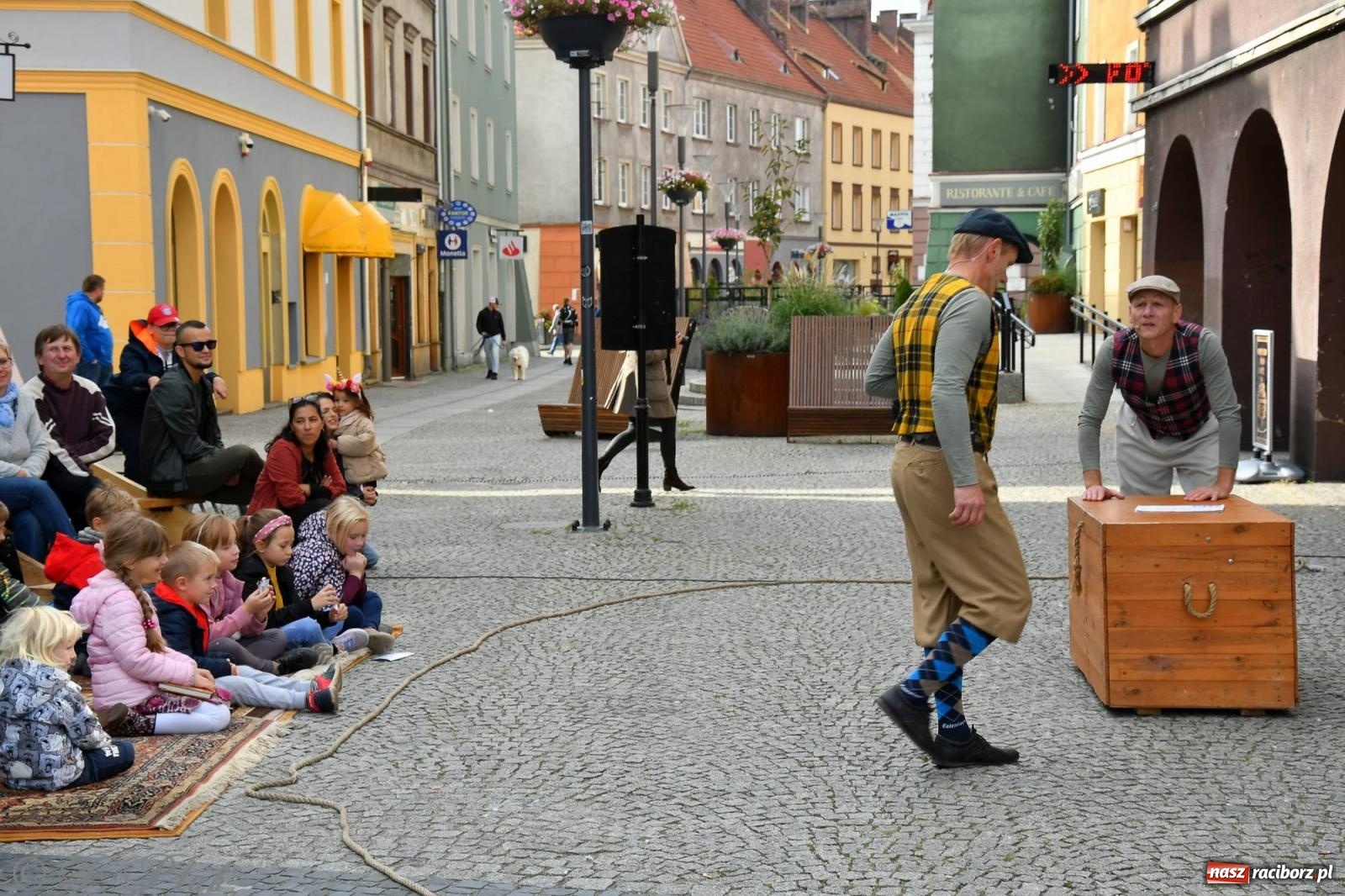 Zdjęcie w galerii na portalu naszraciborz.pl: Teatr Delikates wystąpił na raciborskiej starówce [FOTO i WIDEO] wiadomości z regionu
