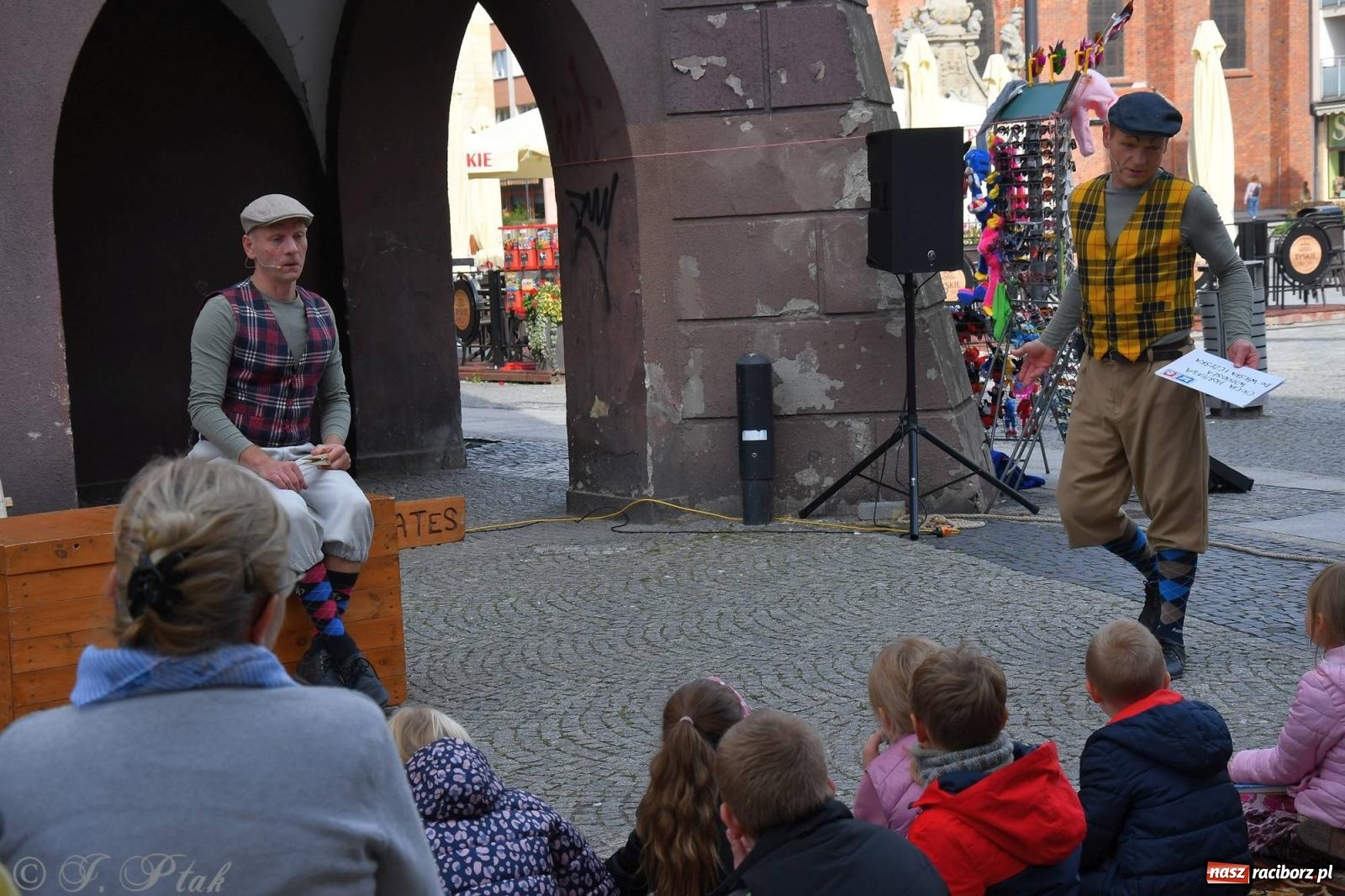 Zdjęcie w galerii na portalu naszraciborz.pl: Teatr Delikates wystąpił na raciborskiej starówce [FOTO i WIDEO] wiadomości z regionu