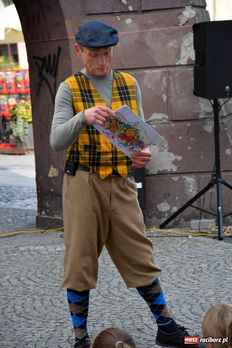 Zdjęcie w galerii na portalu naszraciborz.pl: Teatr Delikates wystąpił na raciborskiej starówce [FOTO i WIDEO] wiadomości z regionu