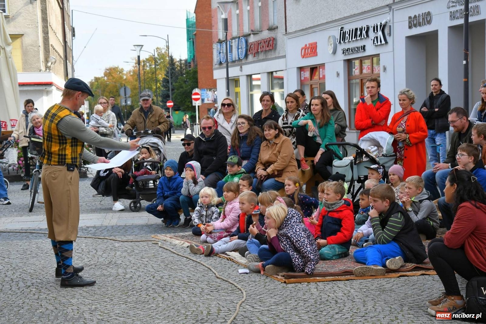 Zdjęcie w galerii na portalu naszraciborz.pl: Teatr Delikates wystąpił na raciborskiej starówce [FOTO i WIDEO] wiadomości z regionu