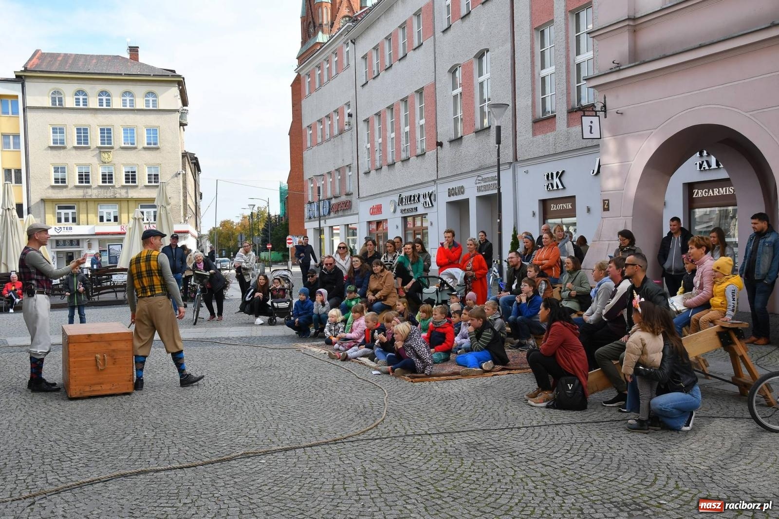 Zdjęcie w galerii na portalu naszraciborz.pl: Teatr Delikates wystąpił na raciborskiej starówce [FOTO i WIDEO] wiadomości z regionu