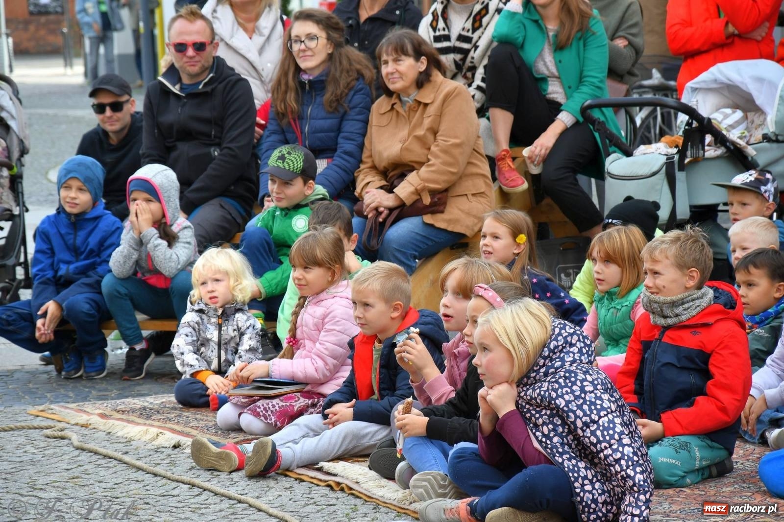 Zdjęcie w galerii na portalu naszraciborz.pl: Teatr Delikates wystąpił na raciborskiej starówce [FOTO i WIDEO] wiadomości z regionu