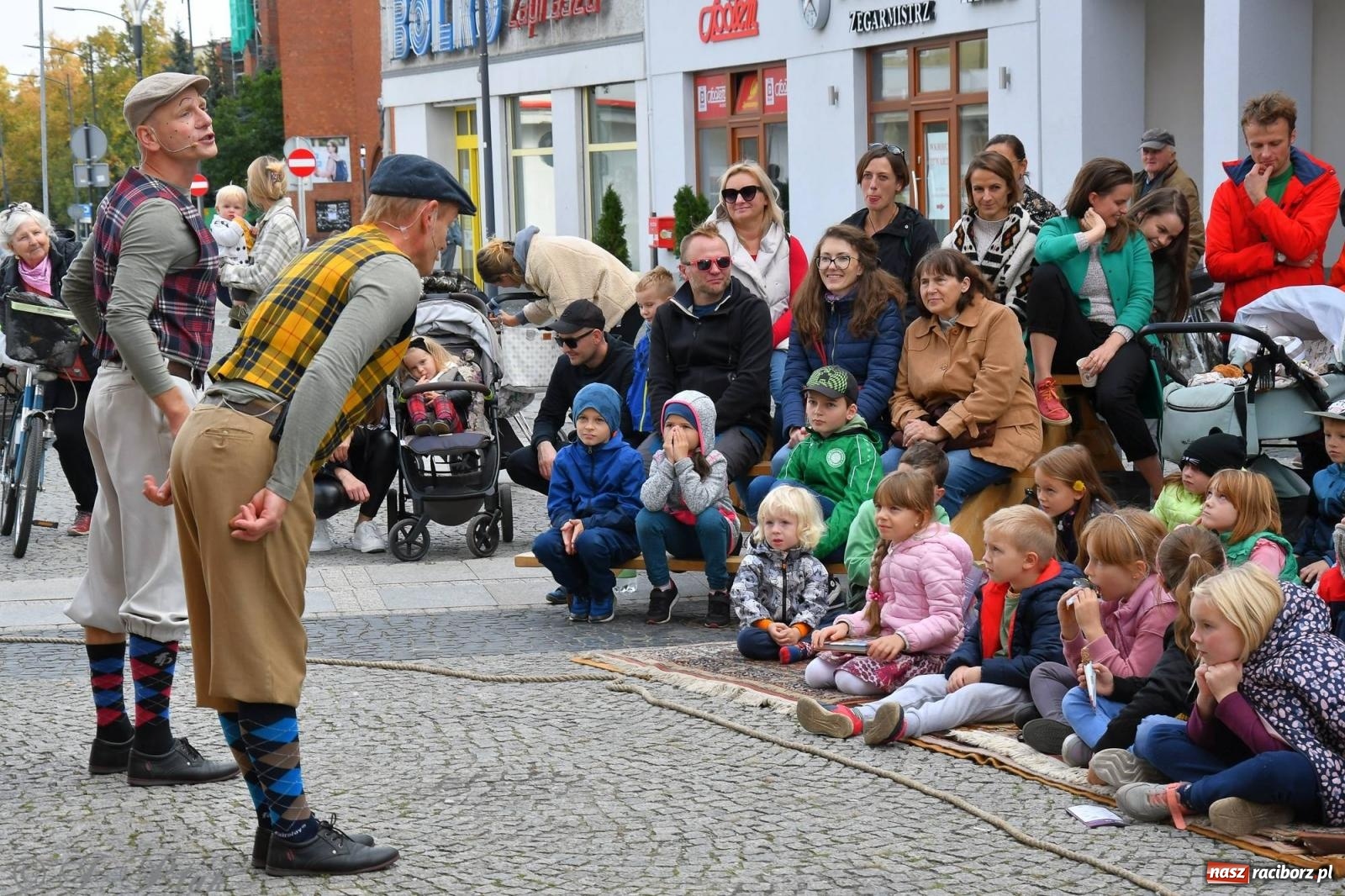 Zdjęcie w galerii na portalu naszraciborz.pl: Teatr Delikates wystąpił na raciborskiej starówce [FOTO i WIDEO] wiadomości z regionu