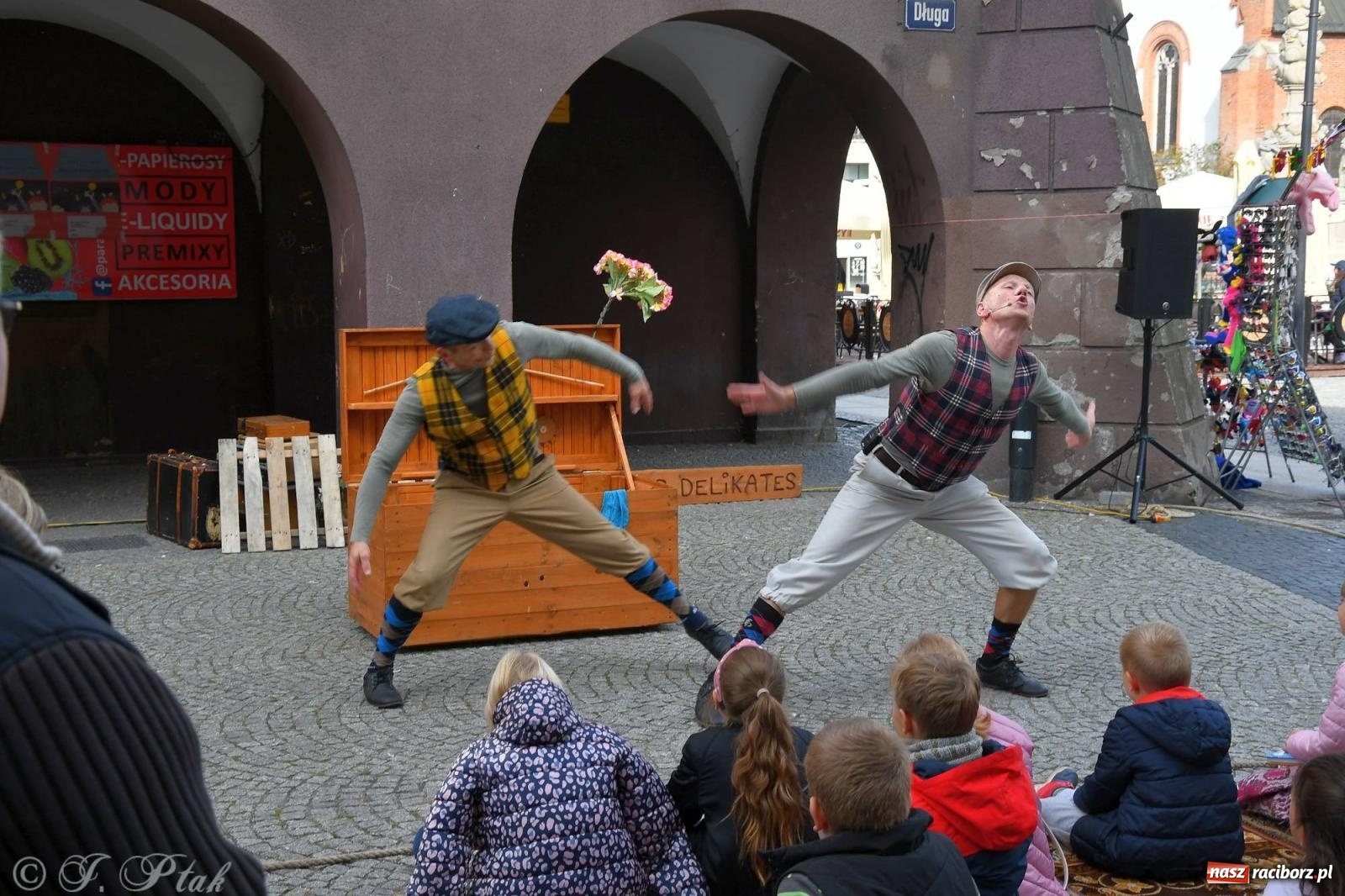 Zdjęcie w galerii na portalu naszraciborz.pl: Teatr Delikates wystąpił na raciborskiej starówce [FOTO i WIDEO] wiadomości z regionu