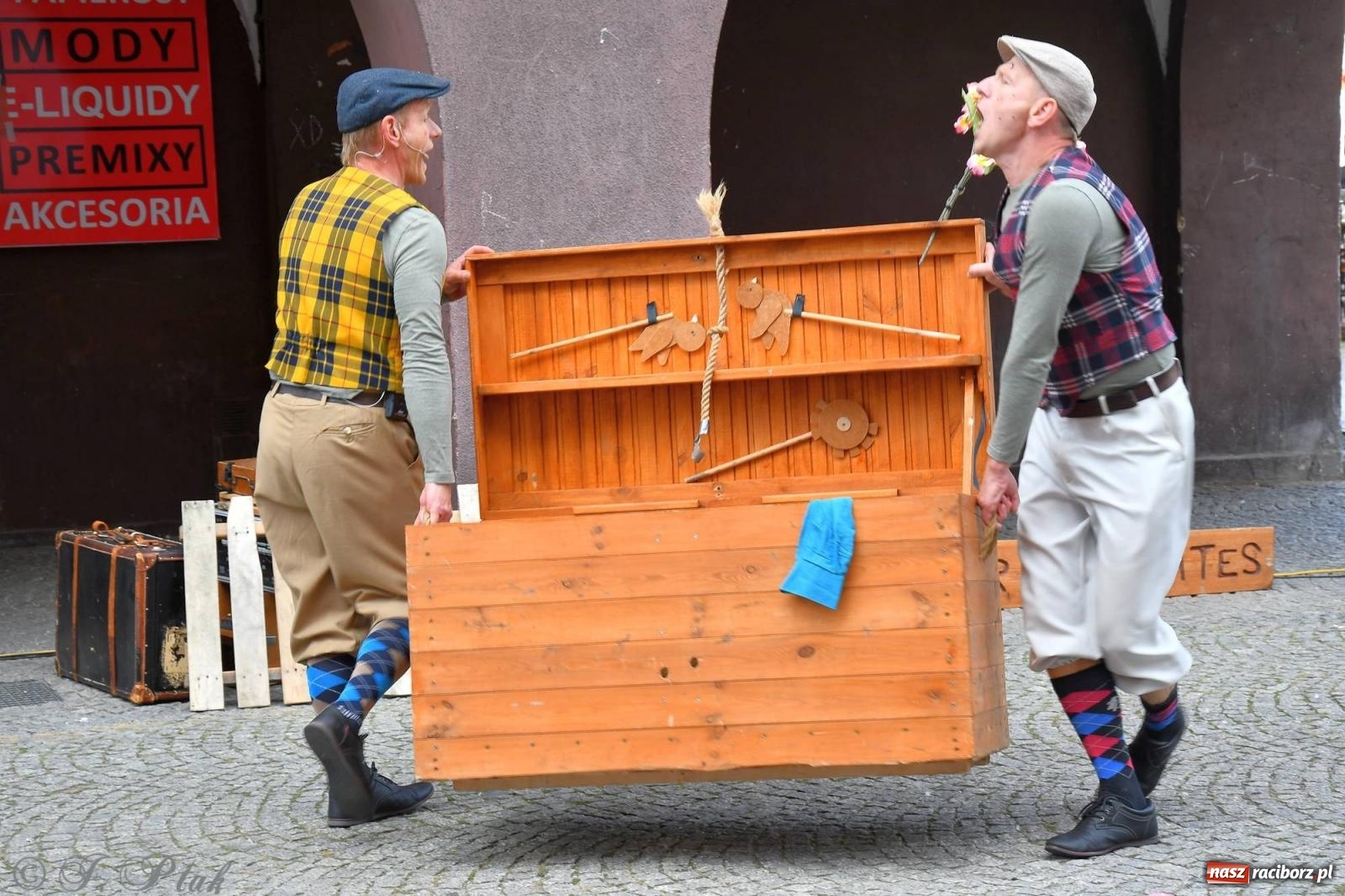 Zdjęcie w galerii na portalu naszraciborz.pl: Teatr Delikates wystąpił na raciborskiej starówce [FOTO i WIDEO] wiadomości z regionu