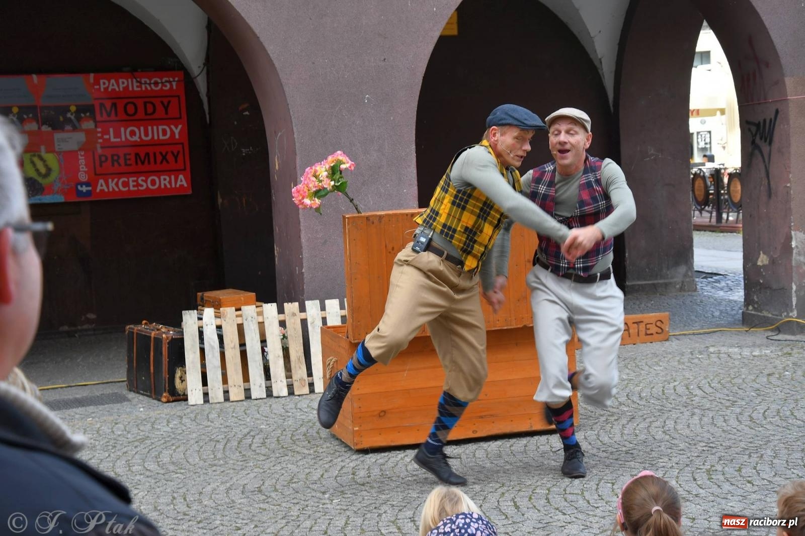 Zdjęcie w galerii na portalu naszraciborz.pl: Teatr Delikates wystąpił na raciborskiej starówce [FOTO i WIDEO] wiadomości z regionu