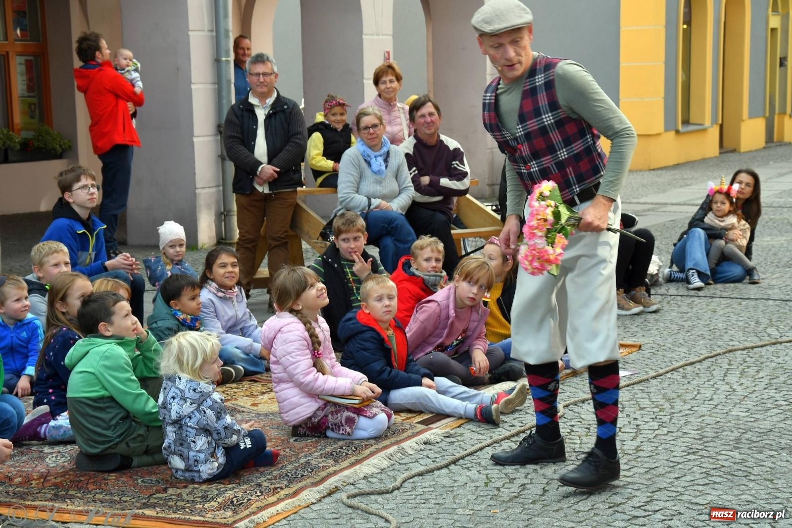 Zdjęcie w galerii na portalu naszraciborz.pl: Teatr Delikates wystąpił na raciborskiej starówce [FOTO i WIDEO] wiadomości z regionu