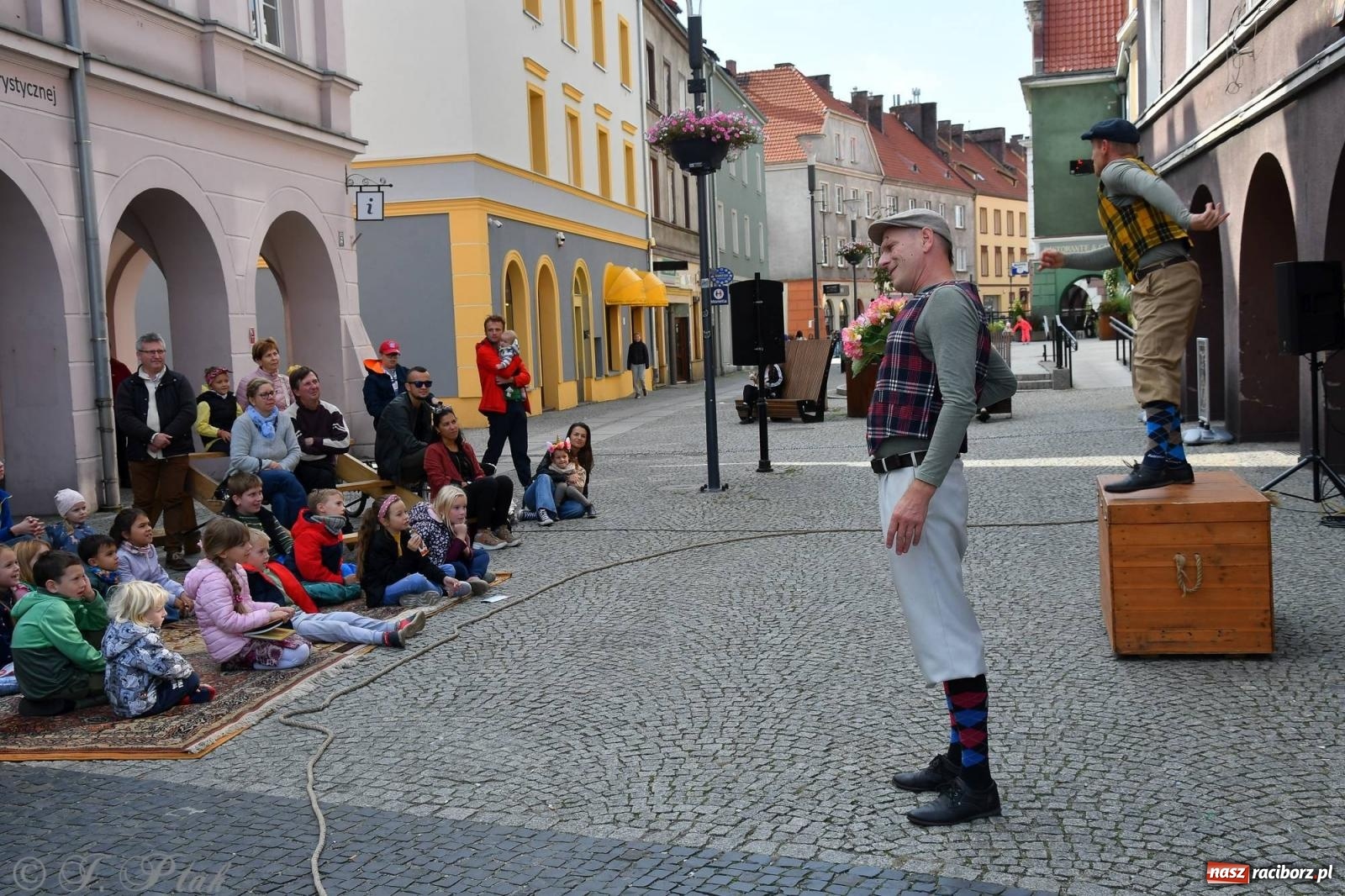 Zdjęcie w galerii na portalu naszraciborz.pl: Teatr Delikates wystąpił na raciborskiej starówce [FOTO i WIDEO] wiadomości z regionu