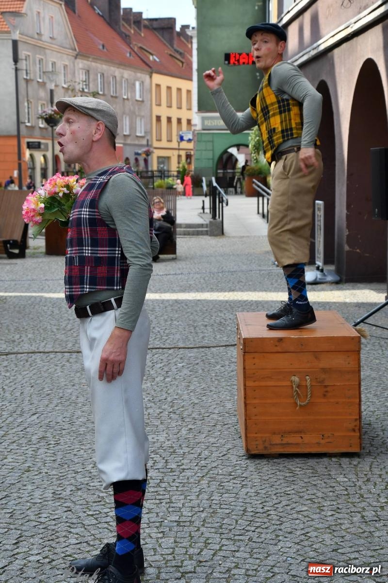 Zdjęcie w galerii na portalu naszraciborz.pl: Teatr Delikates wystąpił na raciborskiej starówce [FOTO i WIDEO] wiadomości z regionu