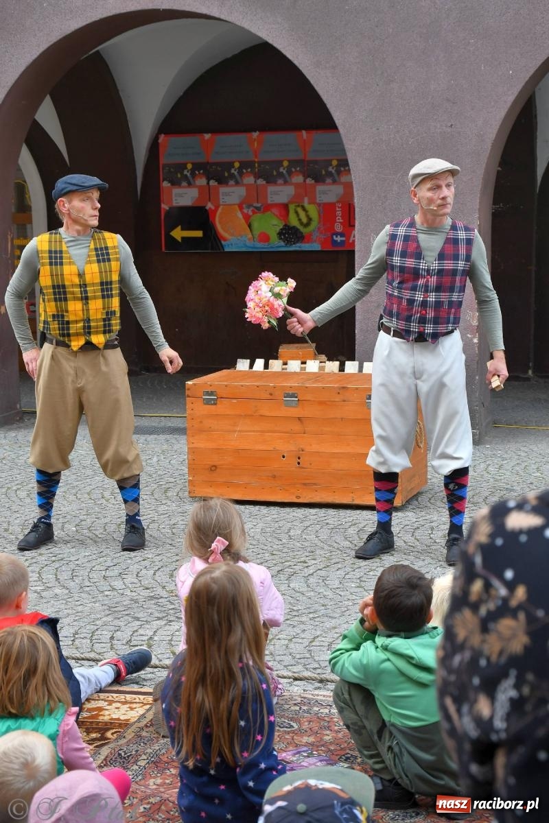 Zdjęcie w galerii na portalu naszraciborz.pl: Teatr Delikates wystąpił na raciborskiej starówce [FOTO i WIDEO] wiadomości z regionu