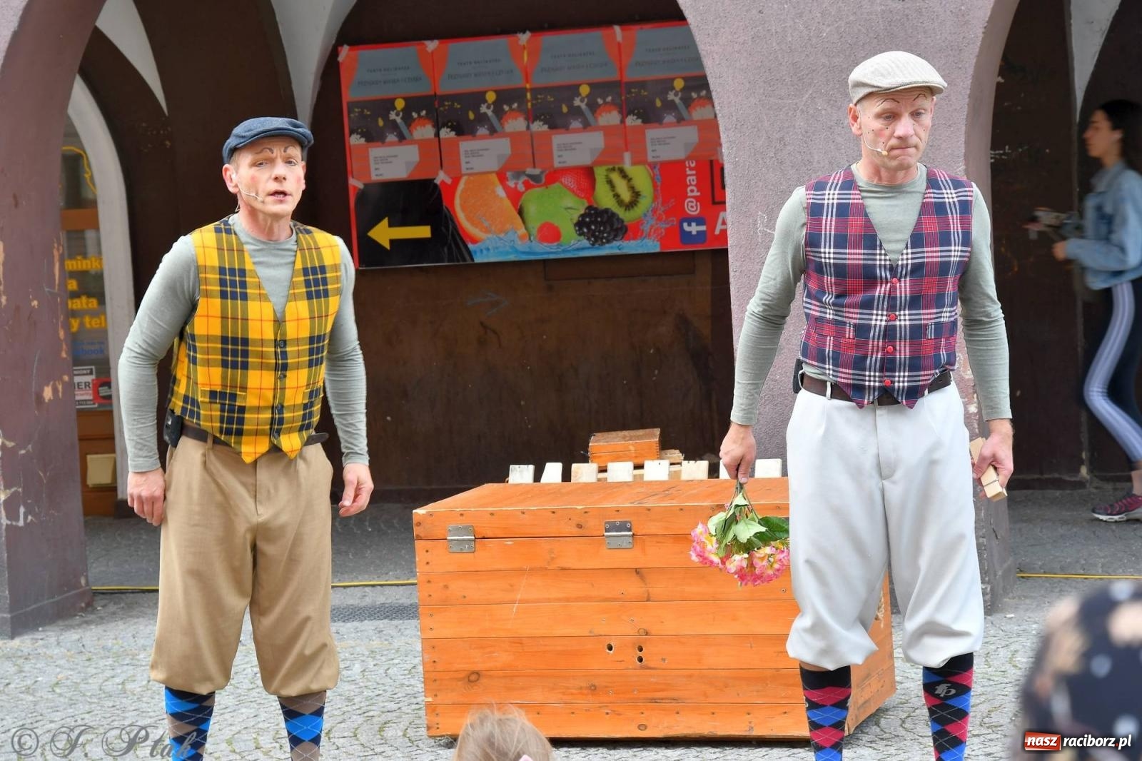 Zdjęcie w galerii na portalu naszraciborz.pl: Teatr Delikates wystąpił na raciborskiej starówce [FOTO i WIDEO] wiadomości z regionu