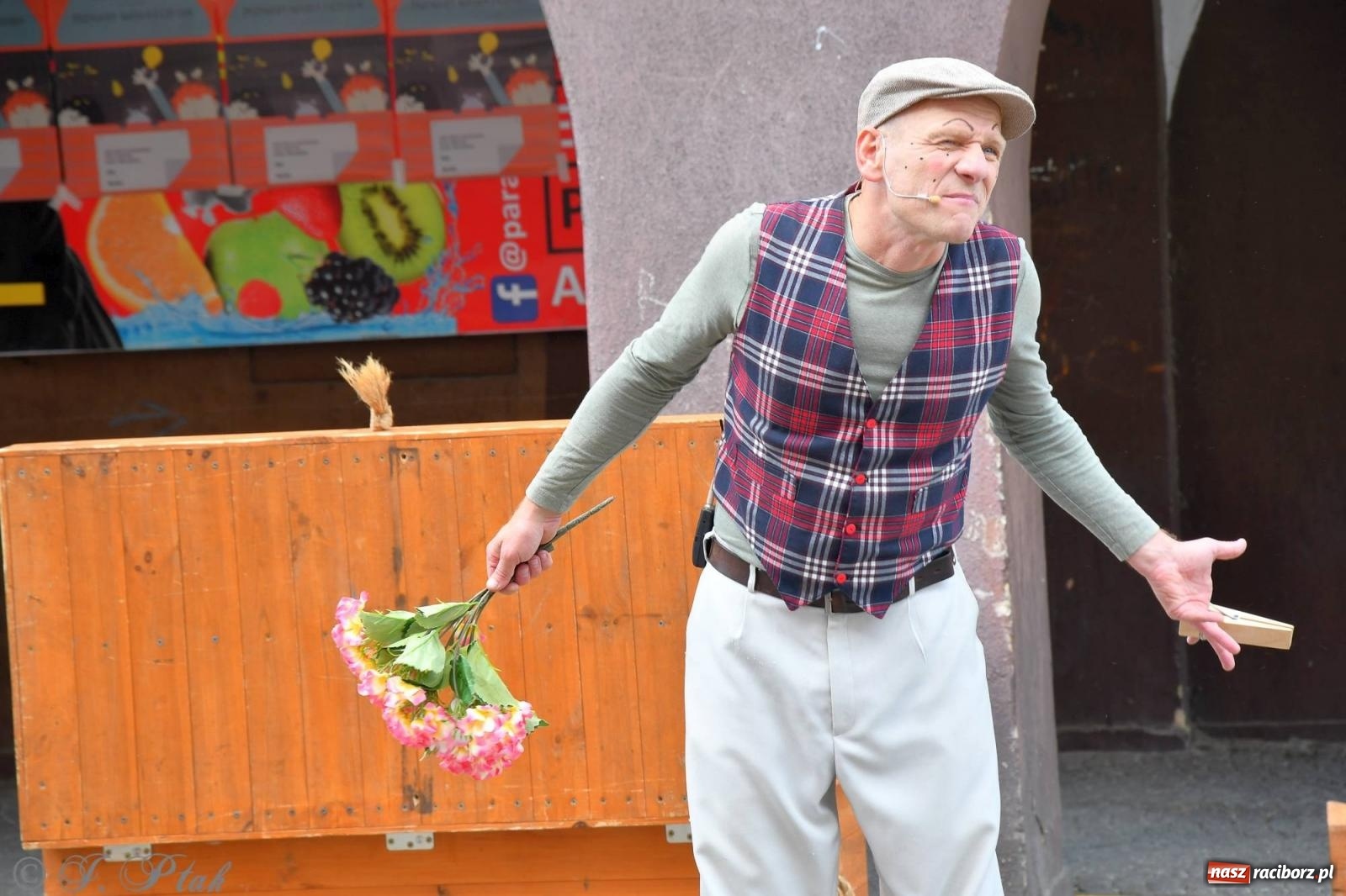 Zdjęcie w galerii na portalu naszraciborz.pl: Teatr Delikates wystąpił na raciborskiej starówce [FOTO i WIDEO] wiadomości z regionu