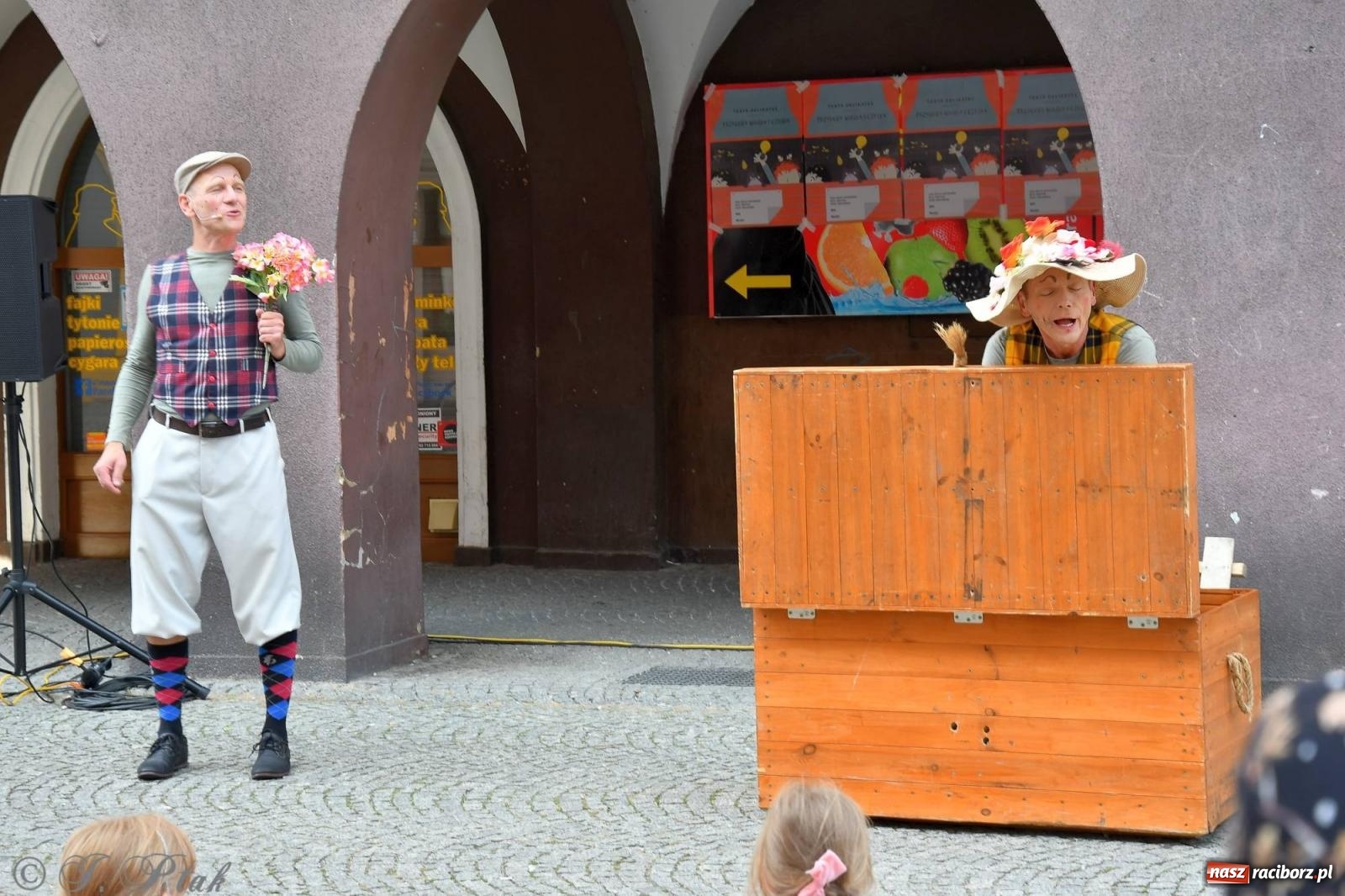 Zdjęcie w galerii na portalu naszraciborz.pl: Teatr Delikates wystąpił na raciborskiej starówce [FOTO i WIDEO] wiadomości z regionu