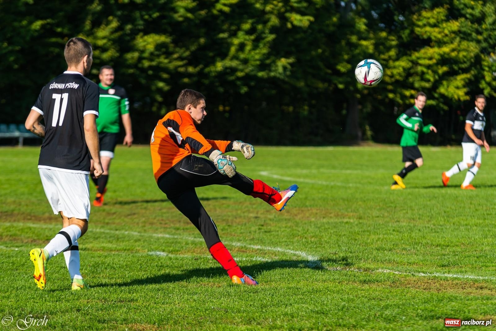 Zdjęcie w galerii na portalu naszraciborz.pl: Wicher Płonia niestraszny pszowskiemu Górnikowi [FOTO] wiadomości z regionu