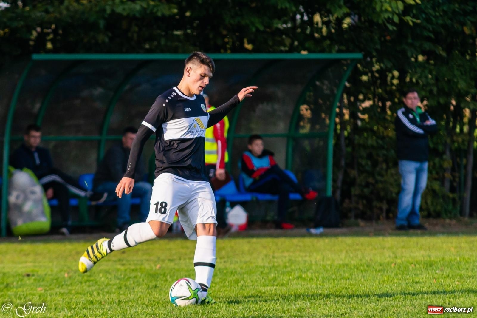 Zdjęcie w galerii na portalu naszraciborz.pl: Wicher Płonia niestraszny pszowskiemu Górnikowi [FOTO] wiadomości z regionu