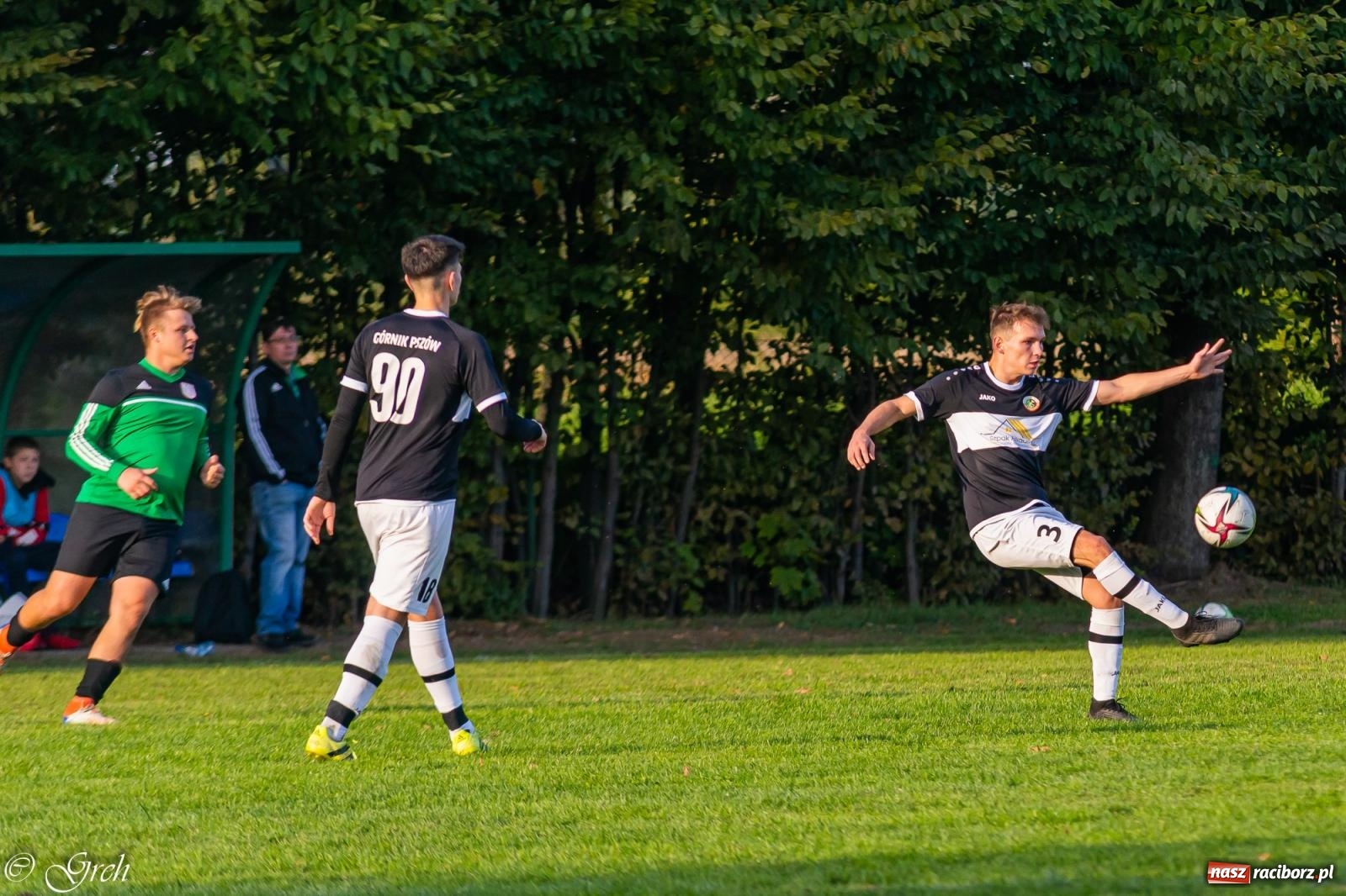Zdjęcie w galerii na portalu naszraciborz.pl: Wicher Płonia niestraszny pszowskiemu Górnikowi [FOTO] wiadomości z regionu