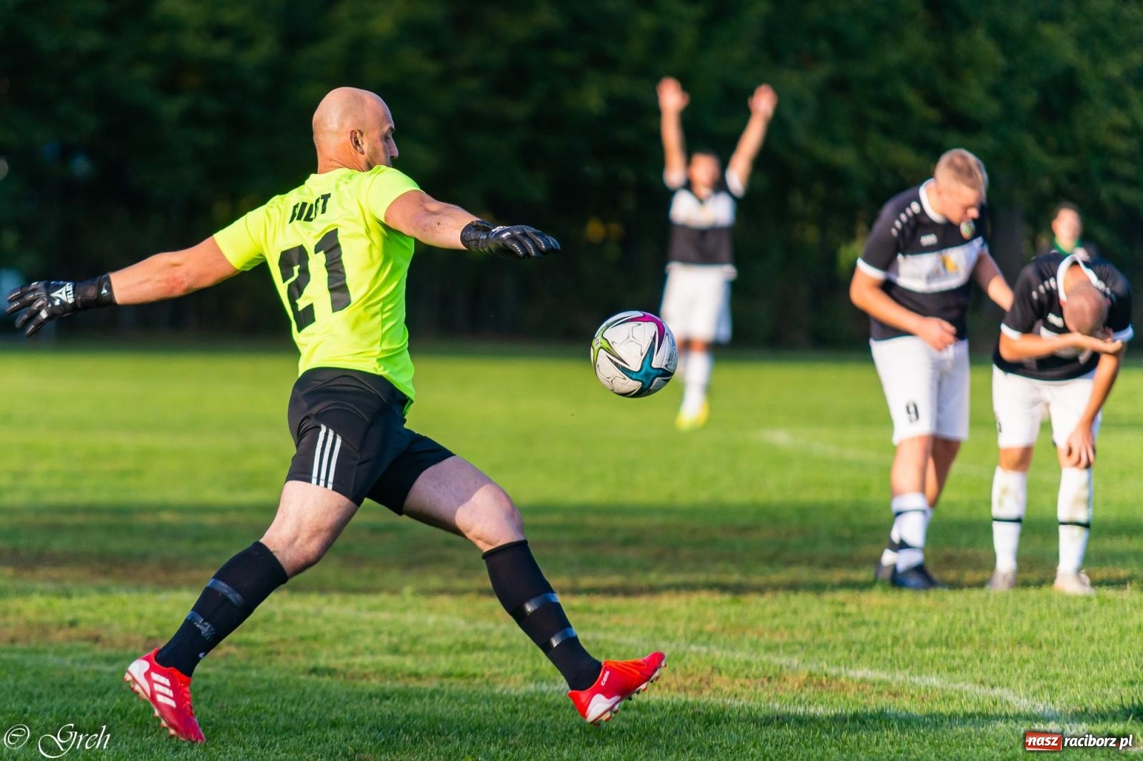 Zdjęcie w galerii na portalu naszraciborz.pl: Wicher Płonia niestraszny pszowskiemu Górnikowi [FOTO] wiadomości z regionu