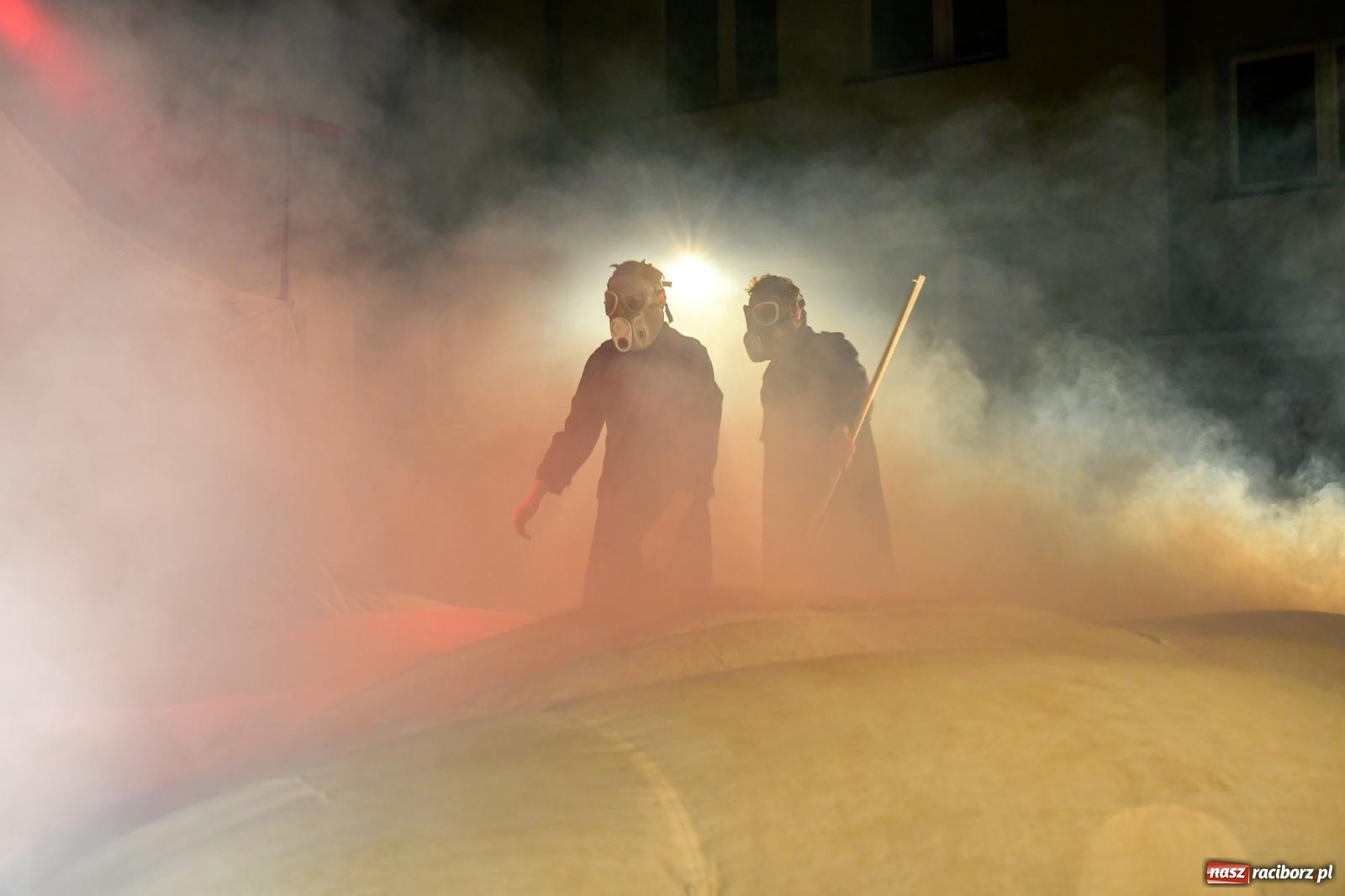 Zdjęcie w galerii na portalu naszraciborz.pl: EPITAFIUM BŁAZNA - spektakl Kolektywu Kejos na pl. Dominikańskim [FOTO i WIDEO] wiadomości z regionu