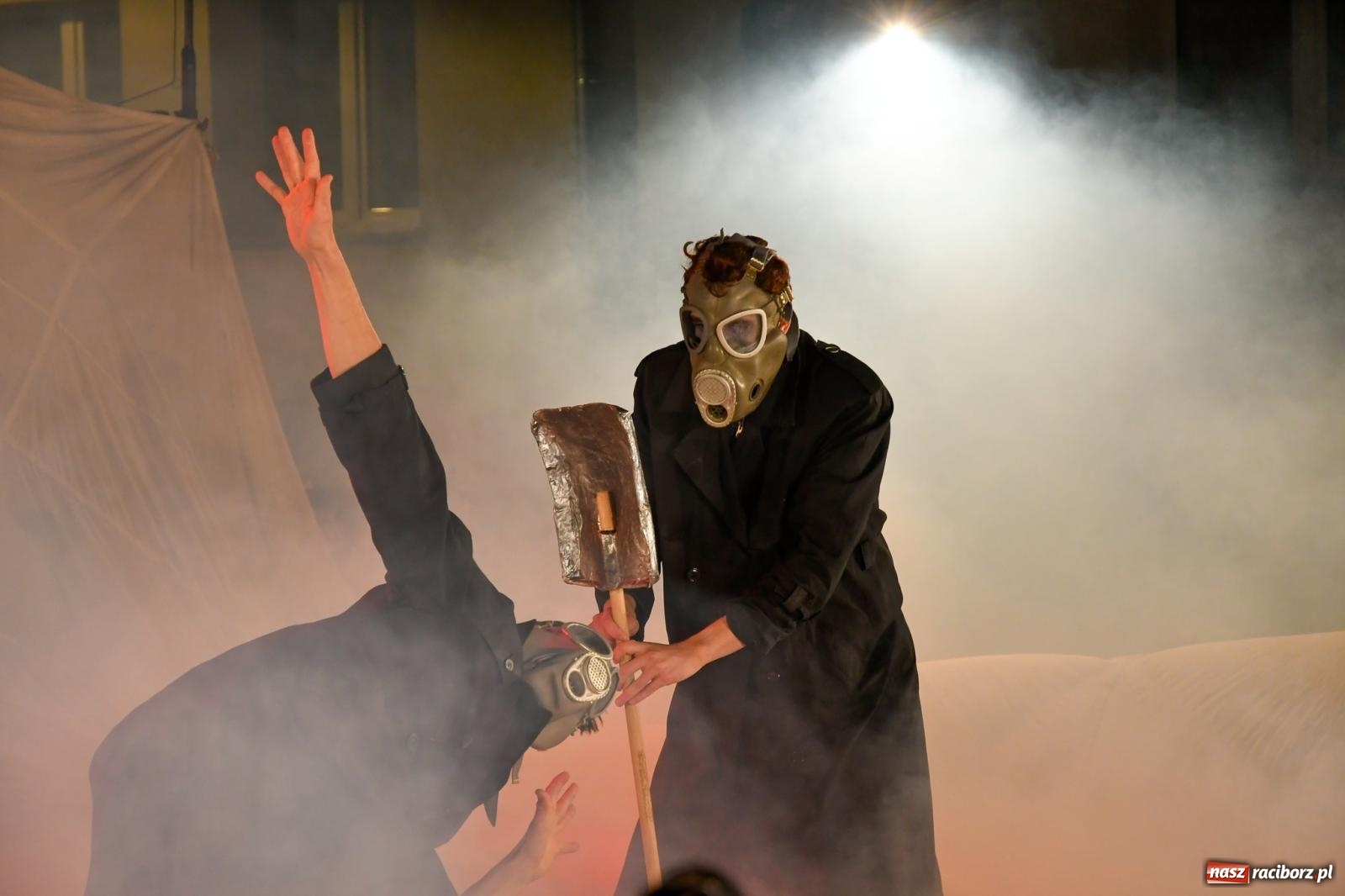 Zdjęcie w galerii na portalu naszraciborz.pl: EPITAFIUM BŁAZNA - spektakl Kolektywu Kejos na pl. Dominikańskim [FOTO i WIDEO] wiadomości z regionu