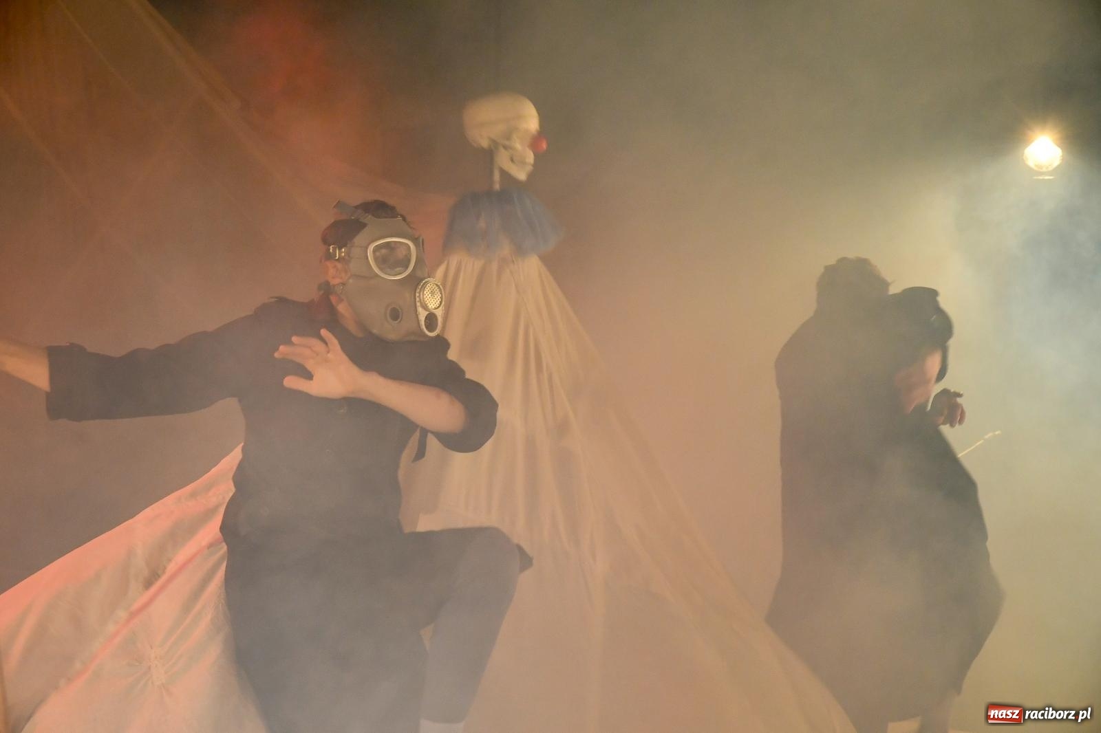 Zdjęcie w galerii na portalu naszraciborz.pl: EPITAFIUM BŁAZNA - spektakl Kolektywu Kejos na pl. Dominikańskim [FOTO i WIDEO] wiadomości z regionu