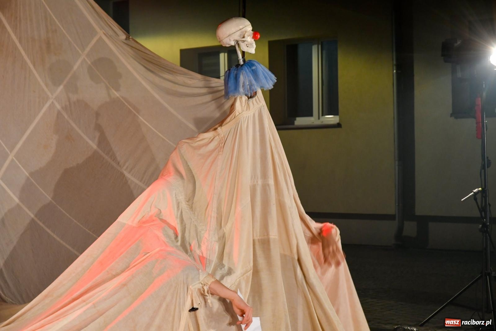 Zdjęcie w galerii na portalu naszraciborz.pl: EPITAFIUM BŁAZNA - spektakl Kolektywu Kejos na pl. Dominikańskim [FOTO i WIDEO] wiadomości z regionu